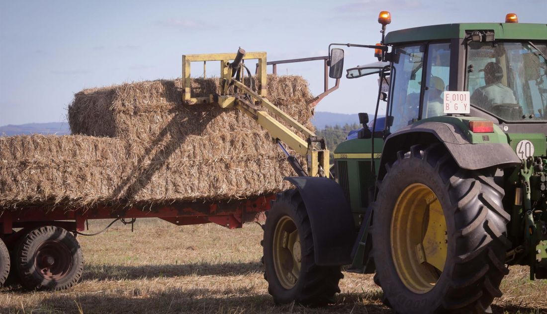 Un tractor recogiendo alpacas. PAC. Unidades de Desarrollo Agrario. Carlos Castro. Archivo.