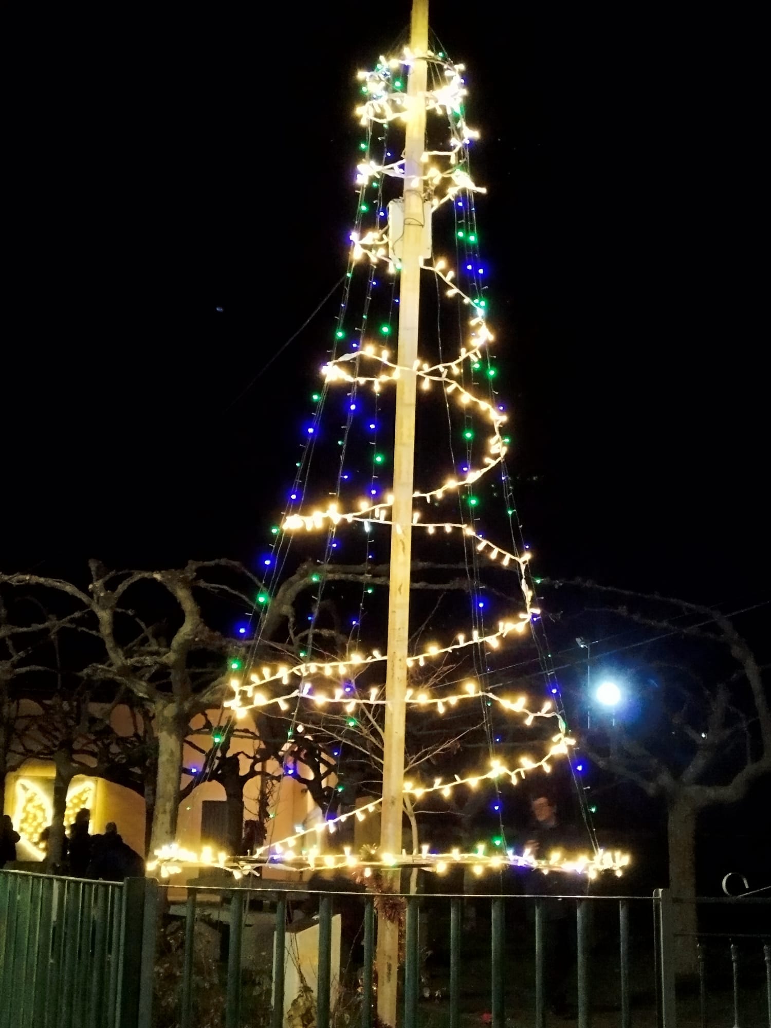 Los vecinos decoran Roelos de Sayago por Navidad (2)