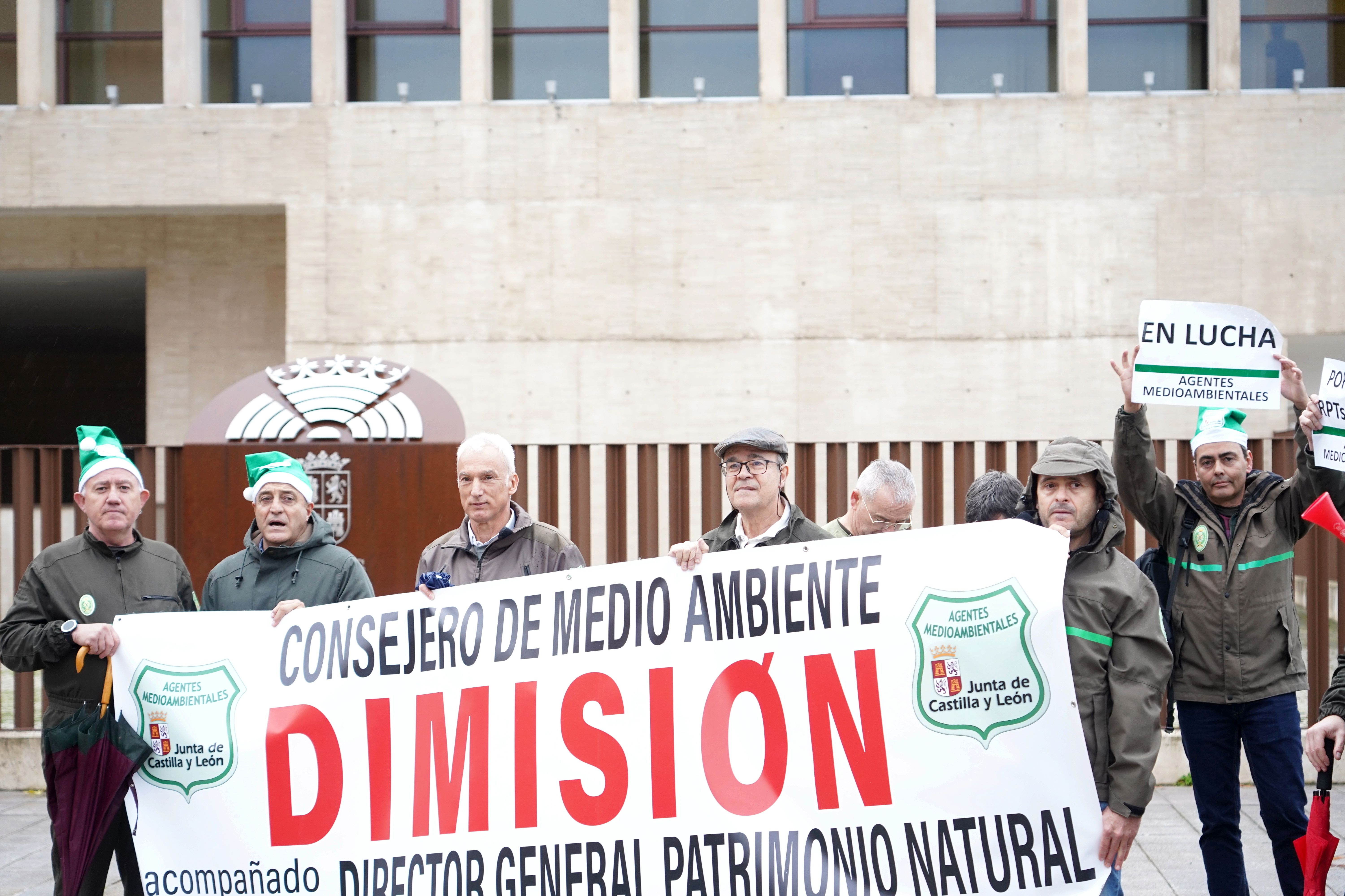 Los agentes medioambientales reclaman a la Junta que equipare su salario y reconocimiento a la media nacional.