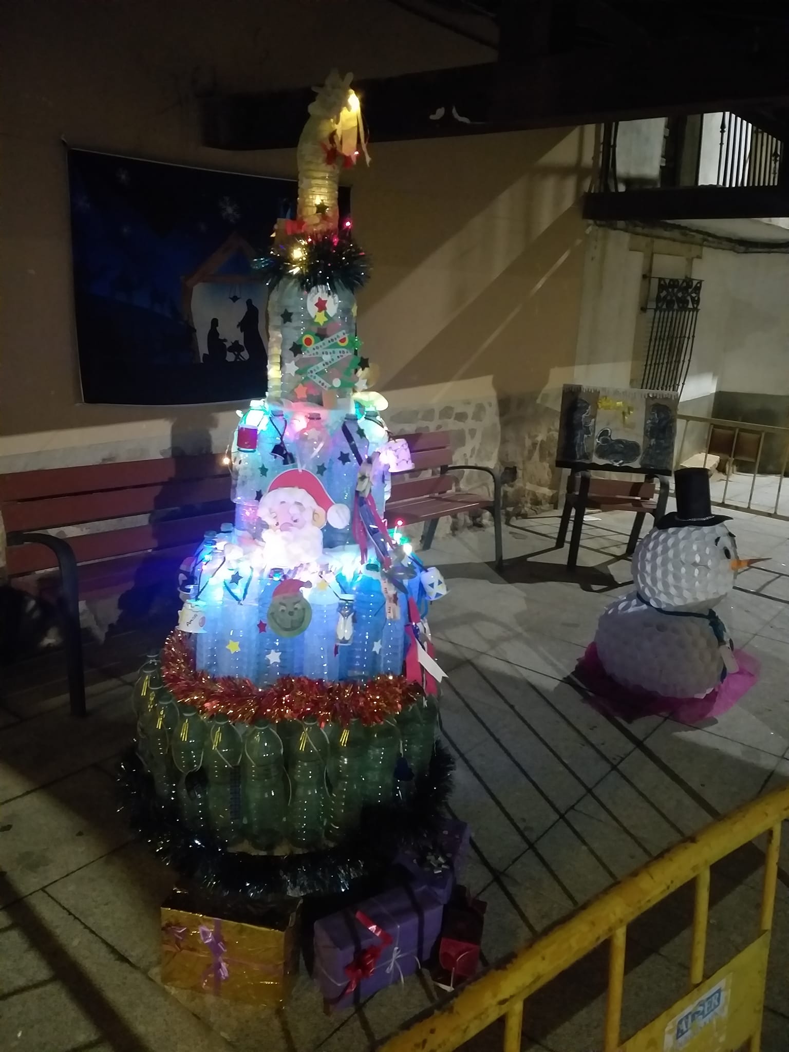 Árbol de Navidad de reciclaje conformado por botellas de plástico de la Asociación Cultural Moralvinos de Morales del Vino. Foto: AC Moralvinos.