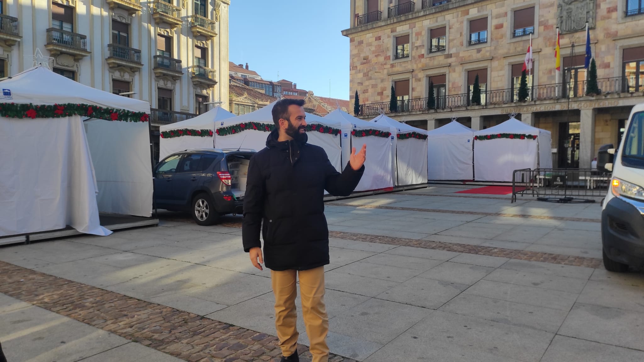 David Gago presenta el Mercado de Navidad que se establecerá en la plaza de la Constitución hasta el 5 de enero.