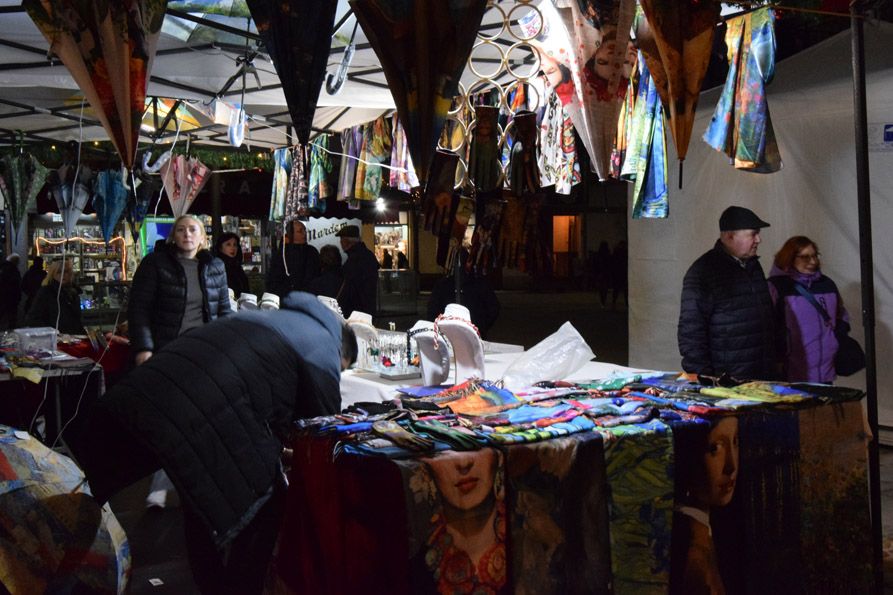 El mercado navideño abre sus puertas  (2)