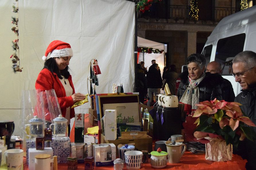 El mercado navideño abre sus puertas  (16)