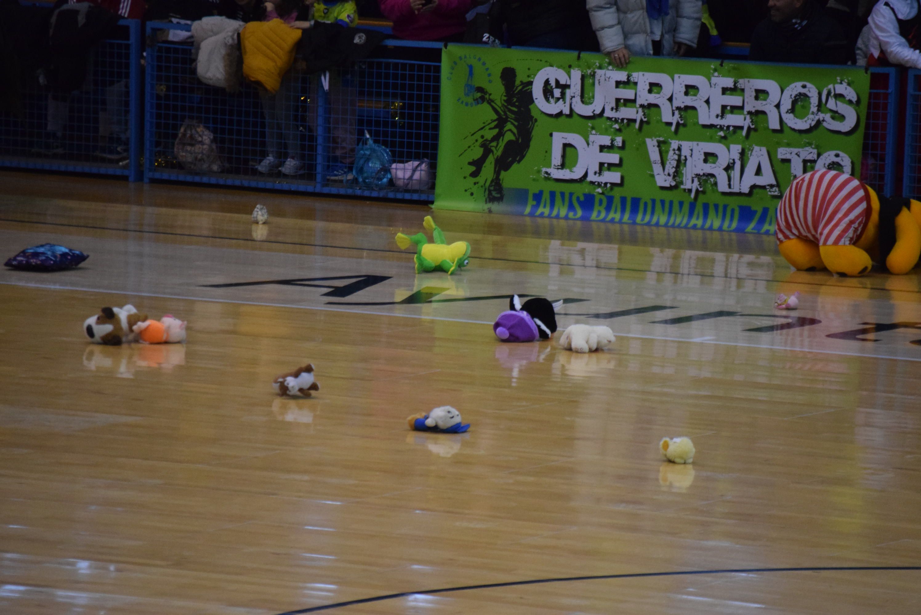 Lluvia de peluches en el Ángel Nieto 2023 (1)