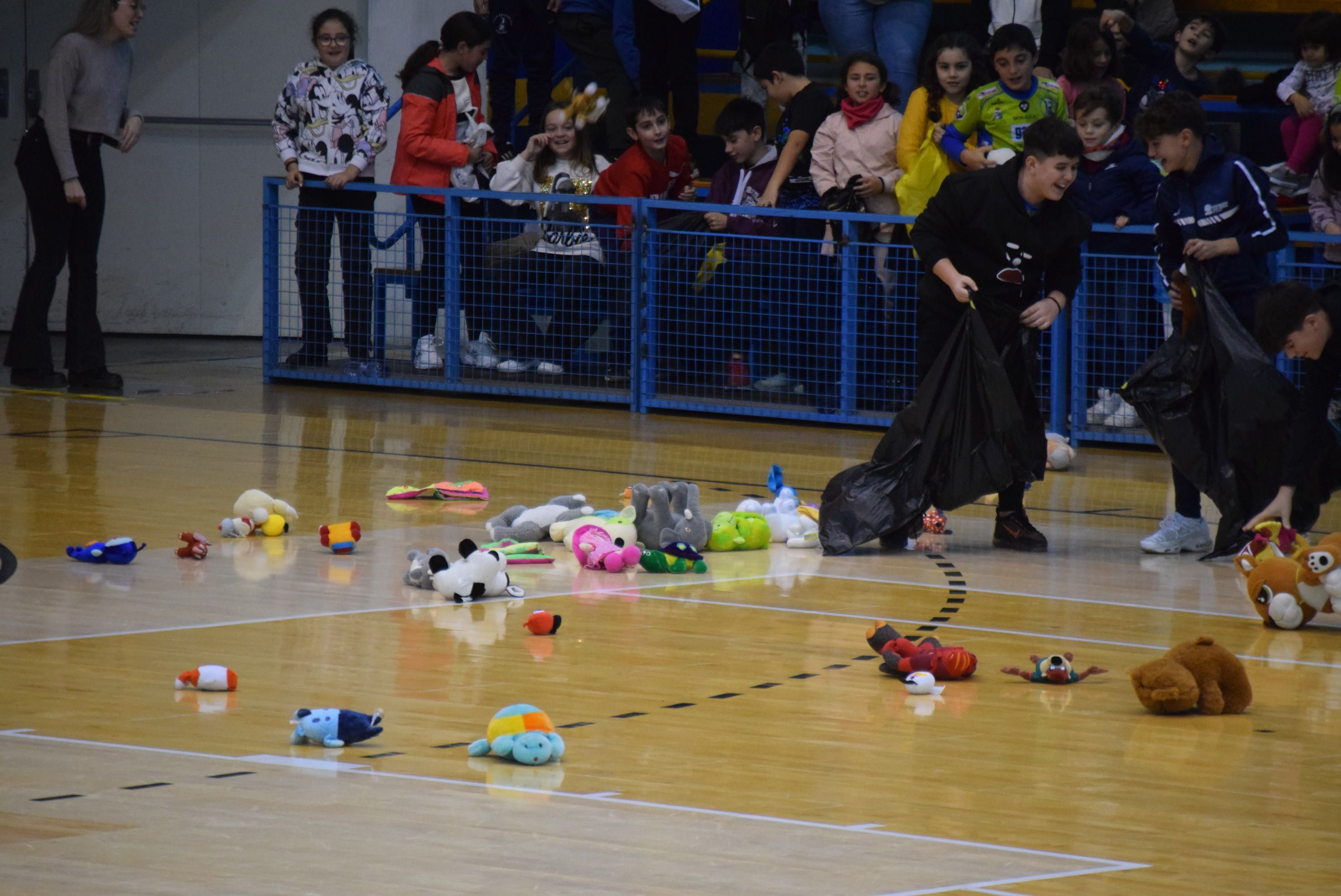 Lluvia de peluches en el Ángel Nieto 2023 (2)