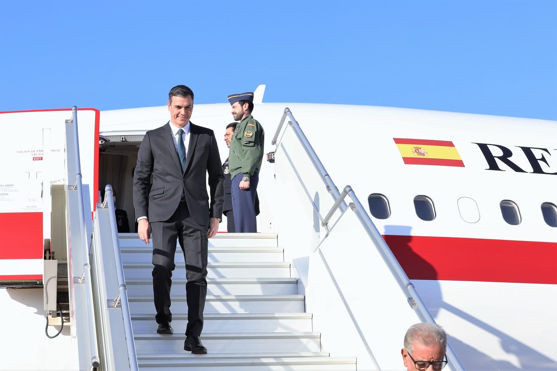 Archivo   El presidente del Gobierno de España, Pedro Sánchez, baja del avión presidencial. EP.