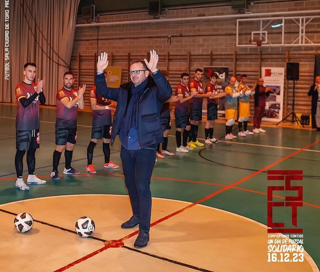 Pedja Mijatovic realiza el saque de honor en el FS Ciudad de Toro - Venta de Baños. Foto Instagram FS Ciudad de Toro.