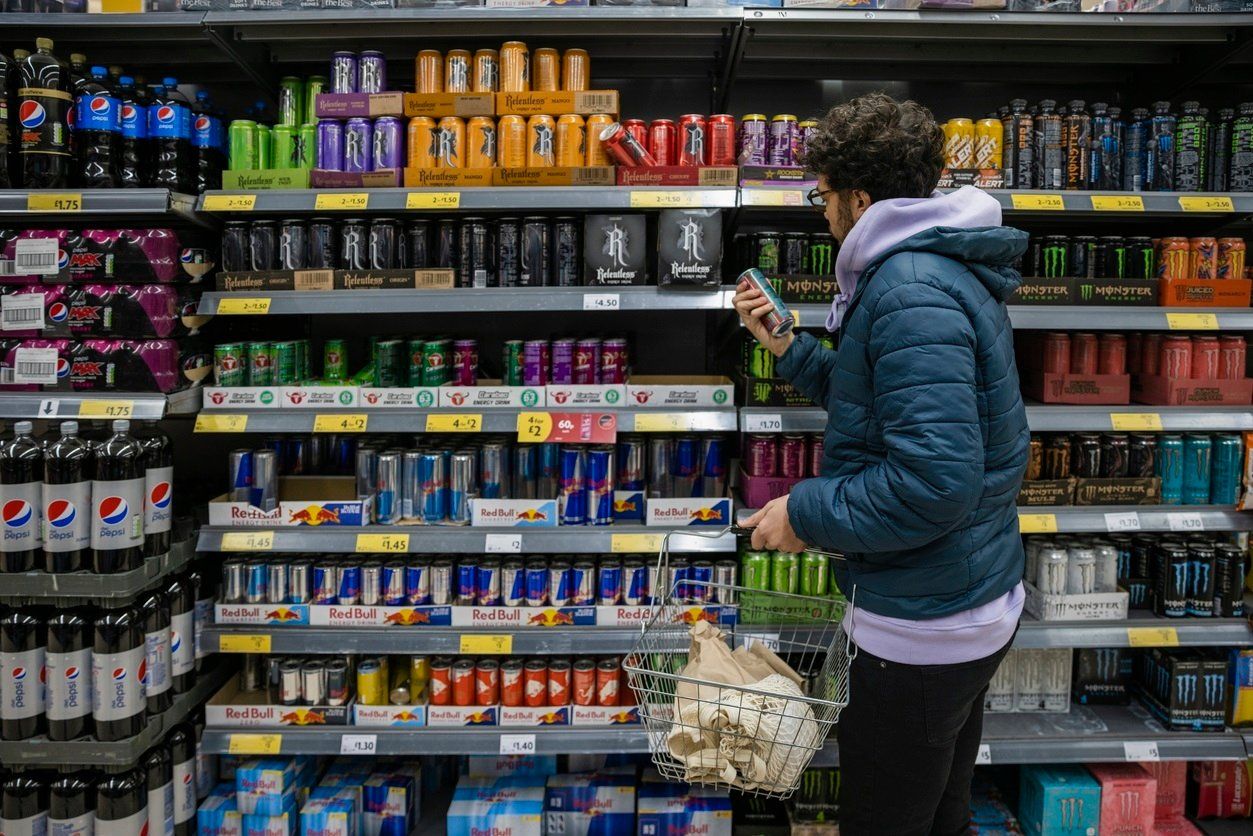 Un joven mira la sección de bebidas energéticas en el supermercado Europa press