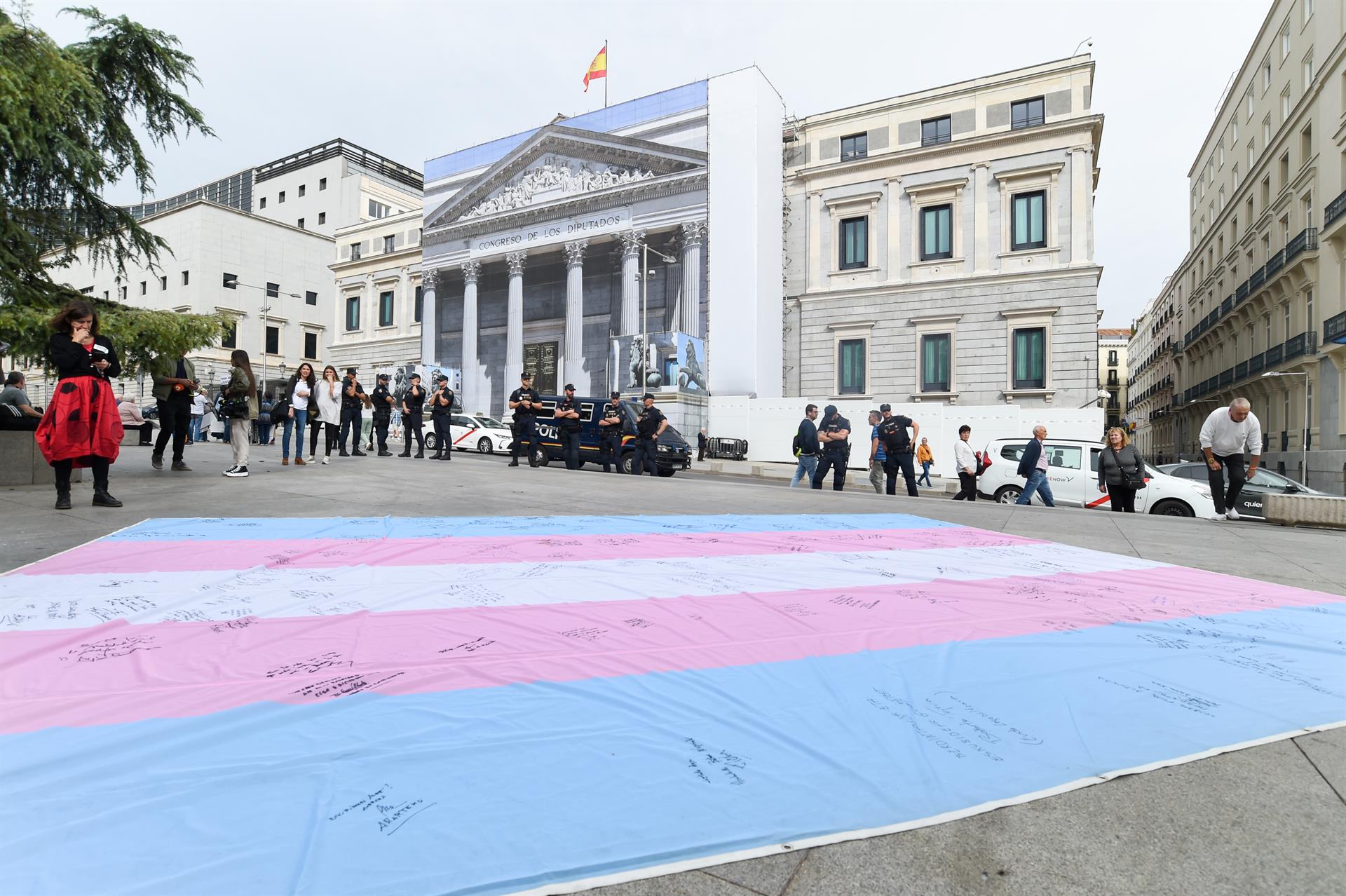 Archivo   Bandera trans frente al Congreso de los Diputados   Gustavo Valiente   Europa Press   Archivo