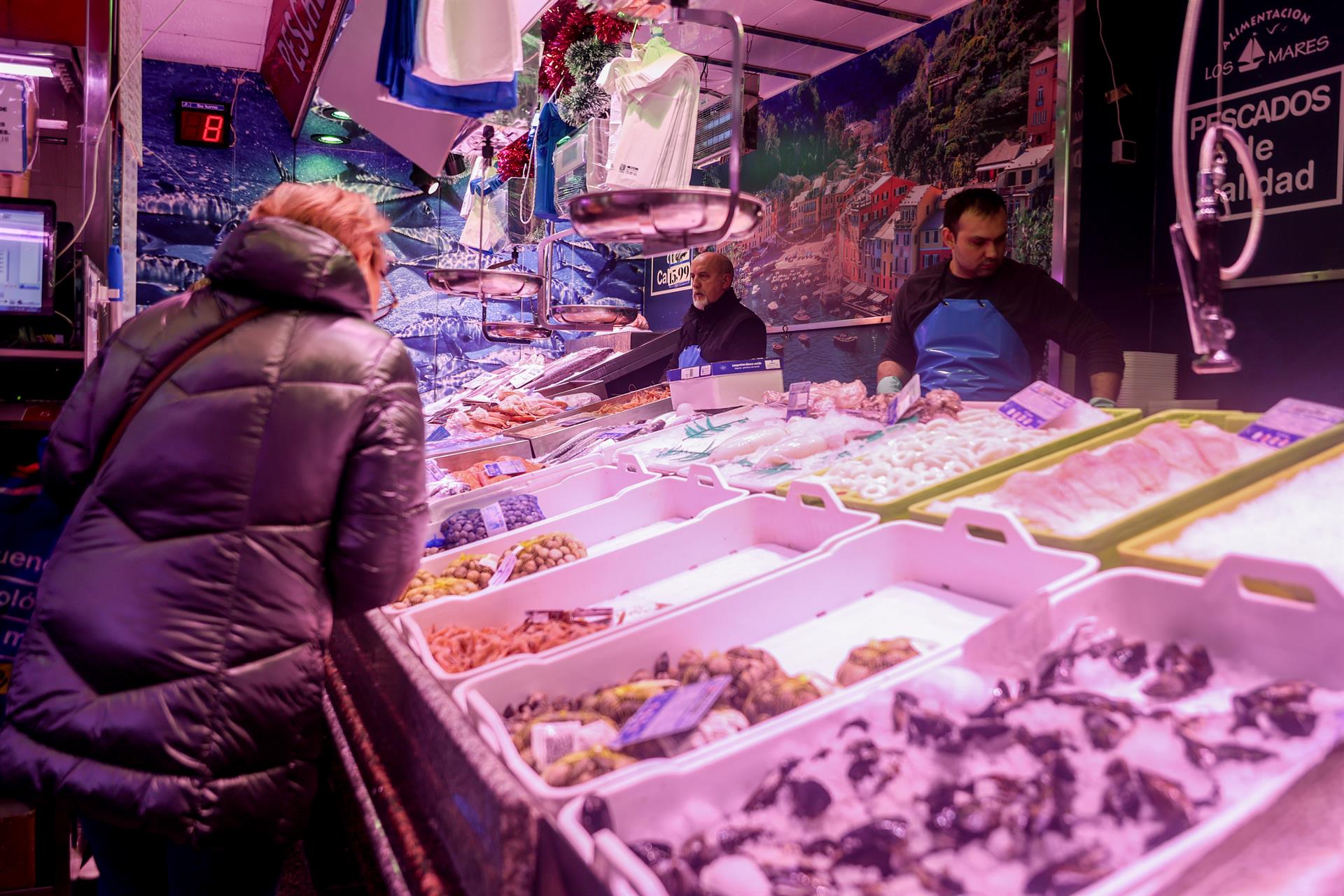 Una mujer comprando alimentos en el mercado EP