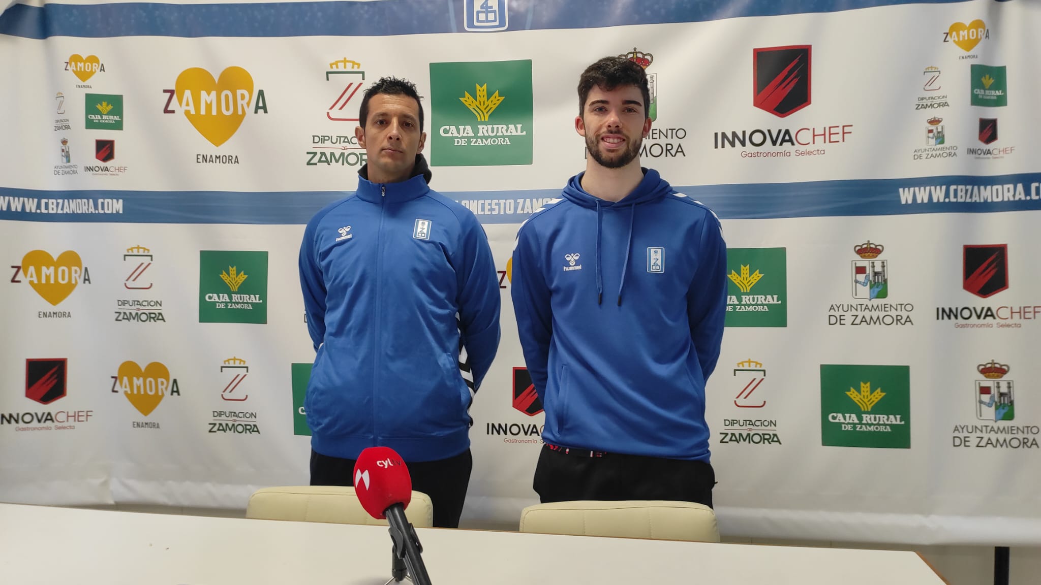 Saulo Hernández y Josep Peris, del CB Zamora, en la rueda de prensa previa al partido ante La Roda.