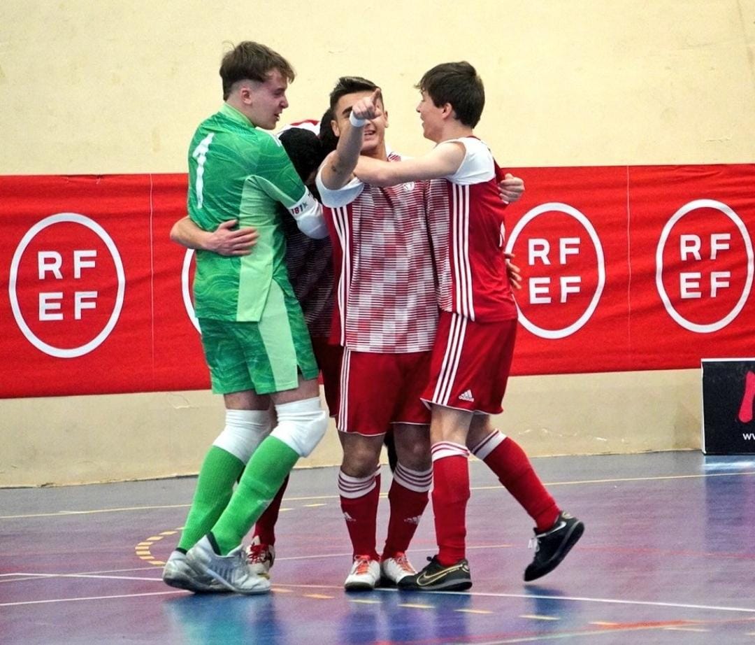 Alejandro Martínez celebra un gol con la selección de Castilla y León. RFEF.