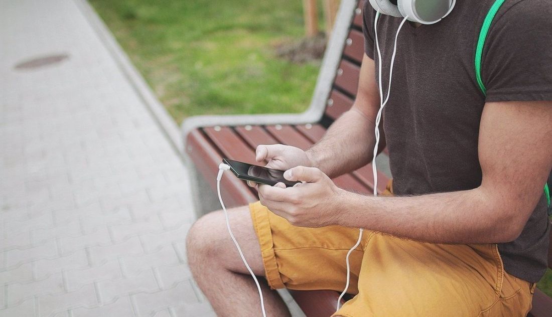 Gente escuchando música. EP.