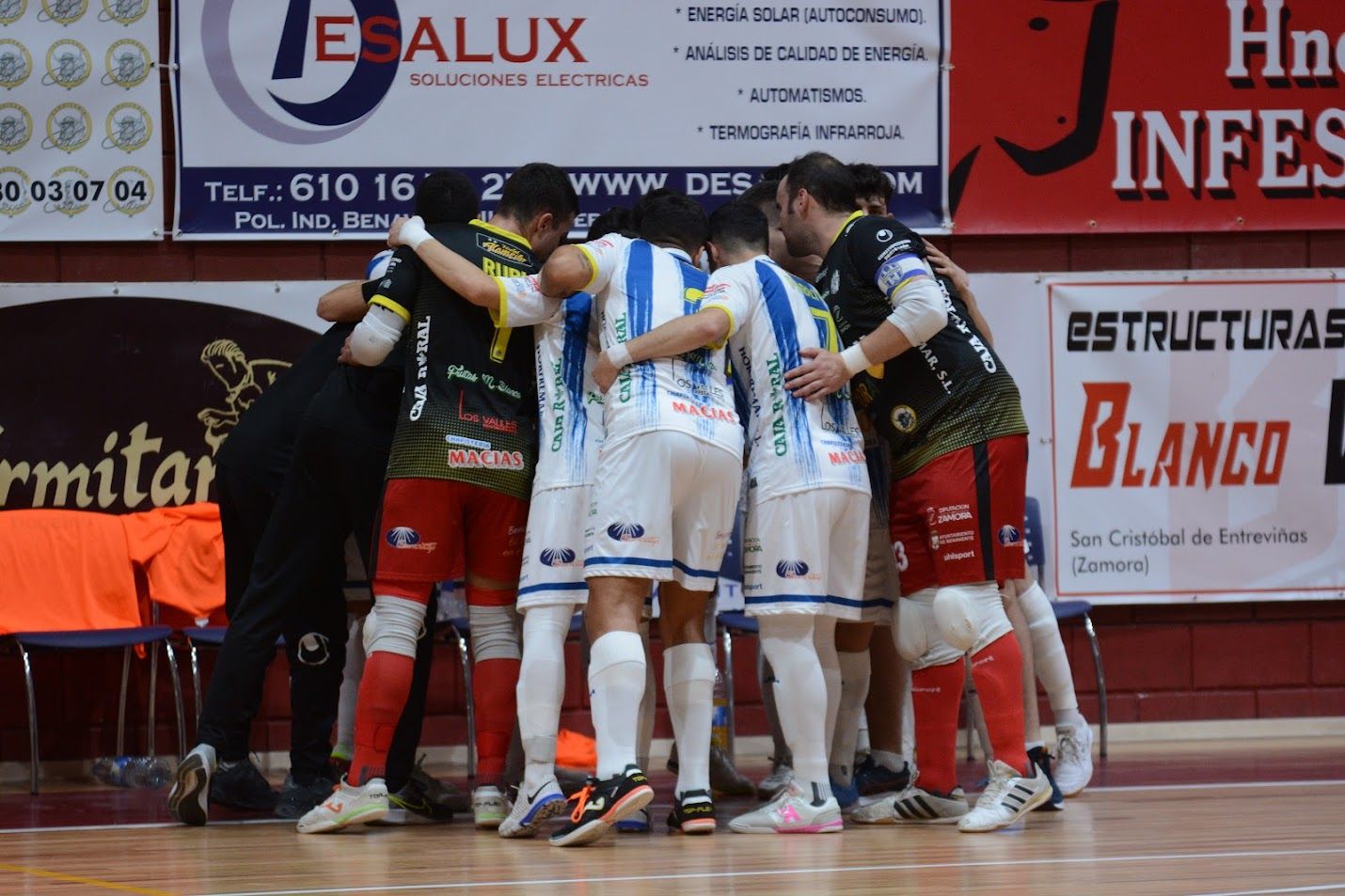 Jugadores del Atlético Benavente hacen piña. Archivo.