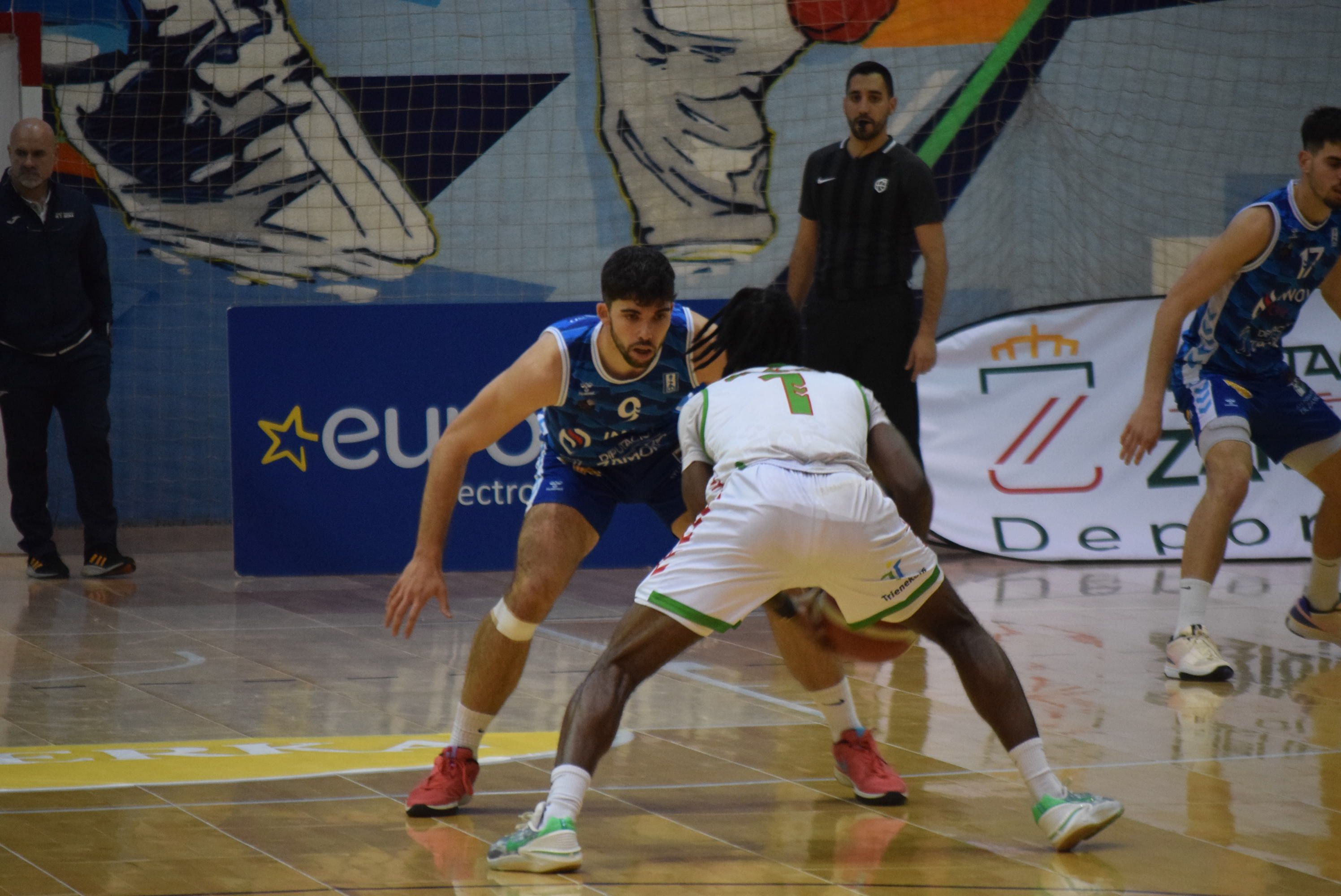 Josep Peris defendiendo a Bracey en el CB Zamora - Zornotza.