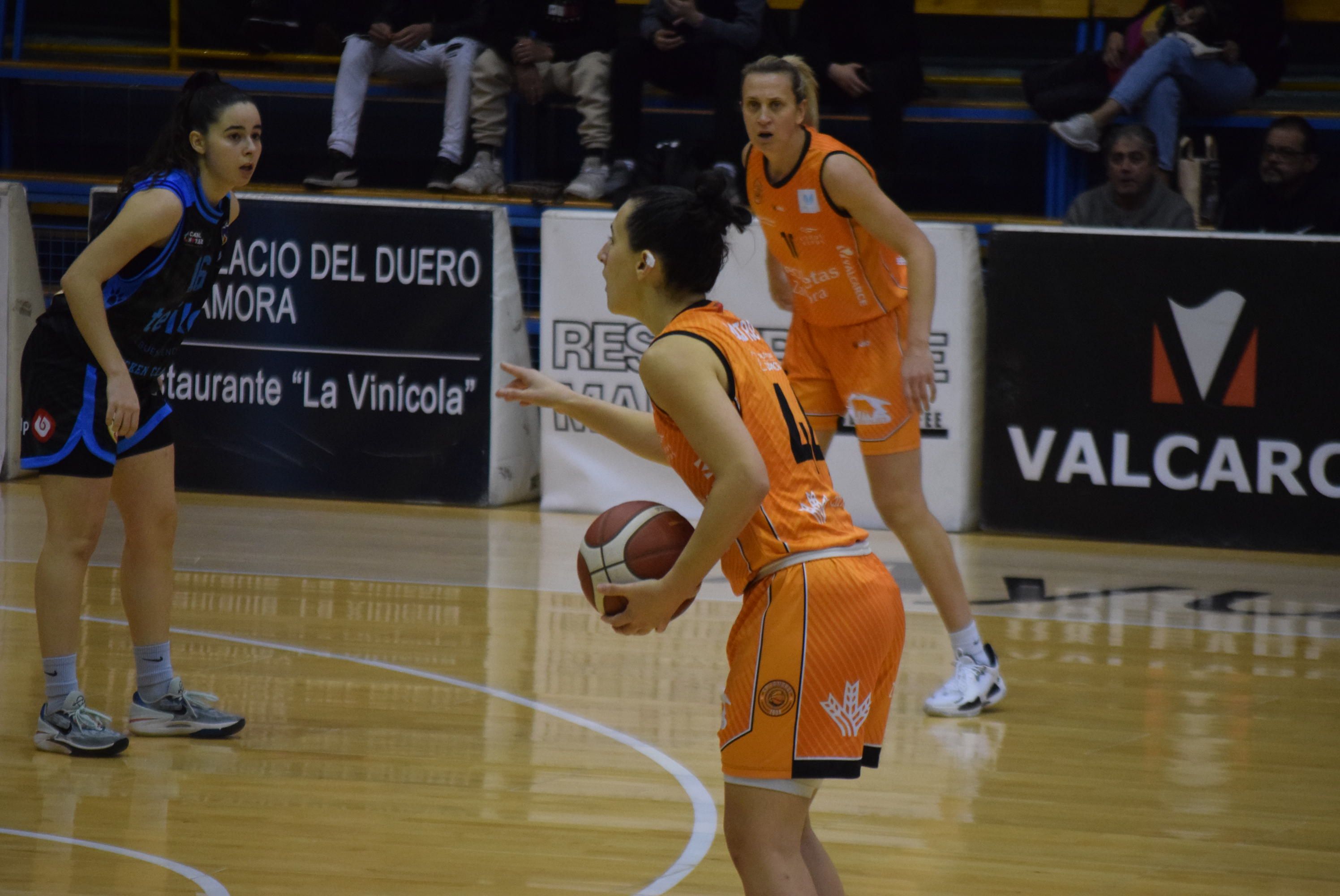 Sara Castro marcando jugada en una acción del CD Zamarat - Picken Claret.