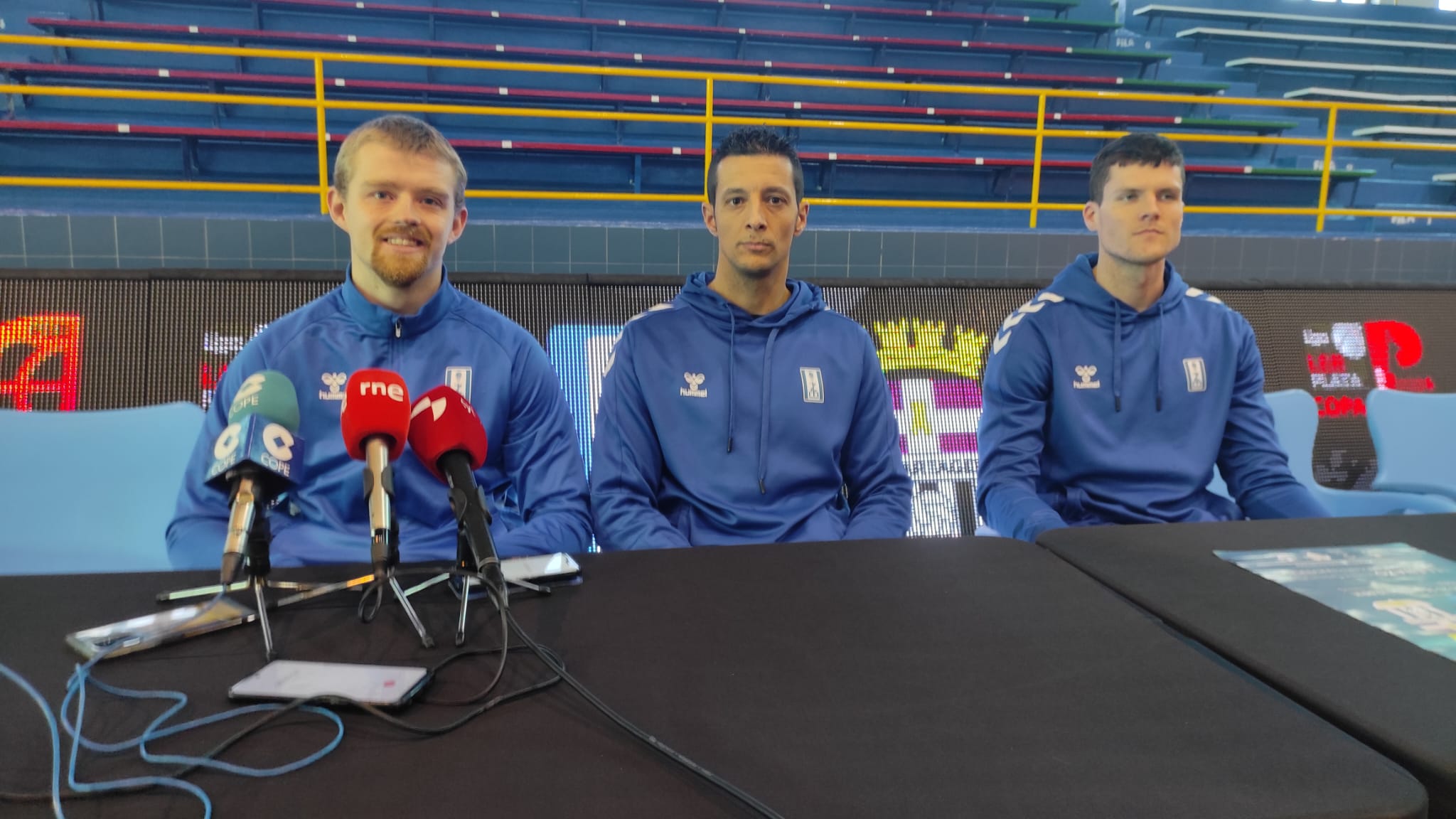 Saulo Hernández junto a Jacob Round y Kevin Buckingham en la previa de la Copa LEB Plata.