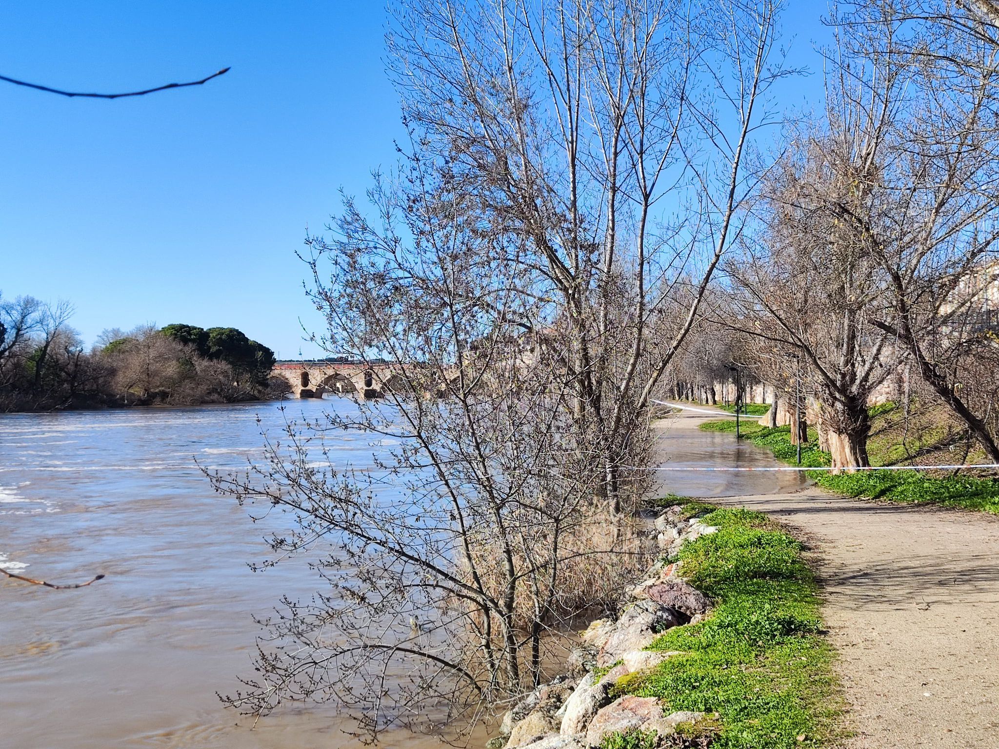  los paseos de las riberas ante la crecida del río Duero 