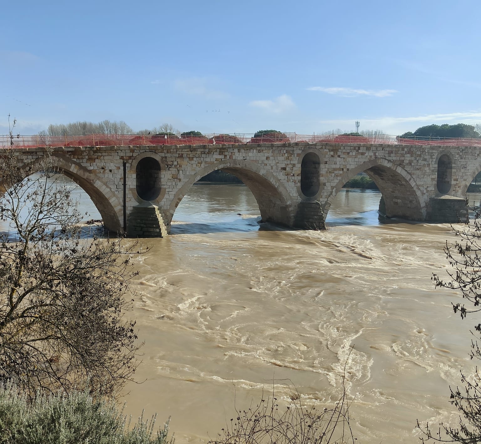 La subida del caudal del Duero continúa haciendo de las suyas en Zamora.