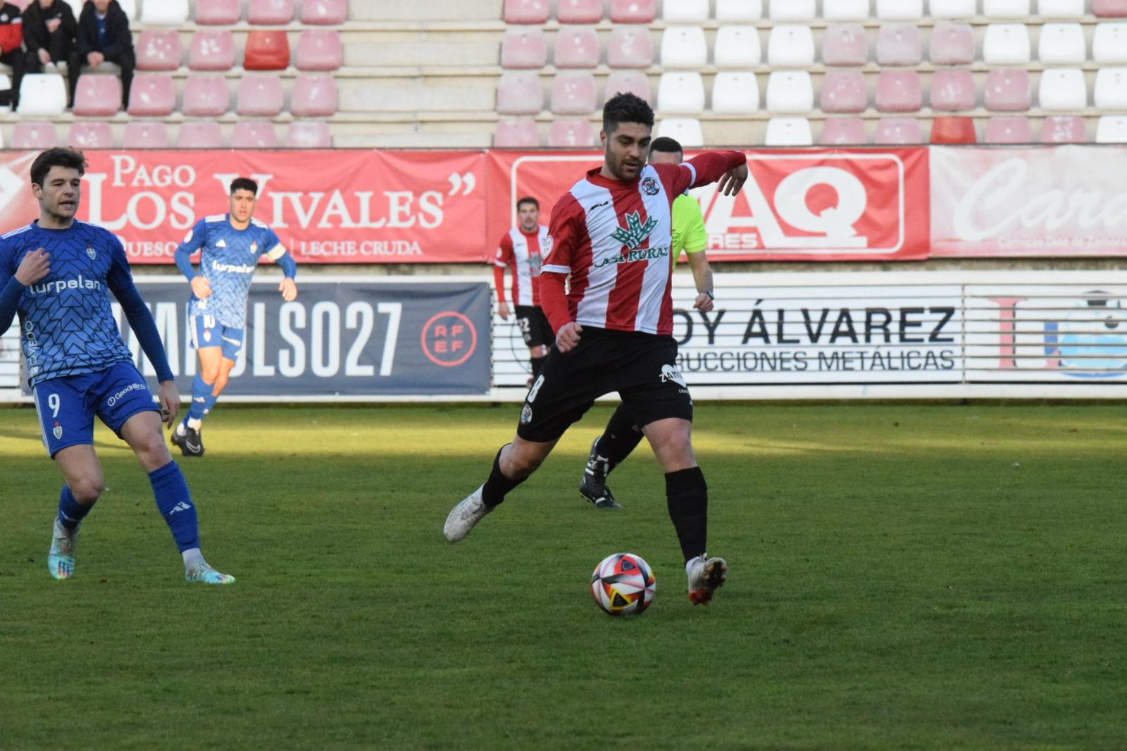 Juanan dando un pase en el Zamora CF - Covadonga.