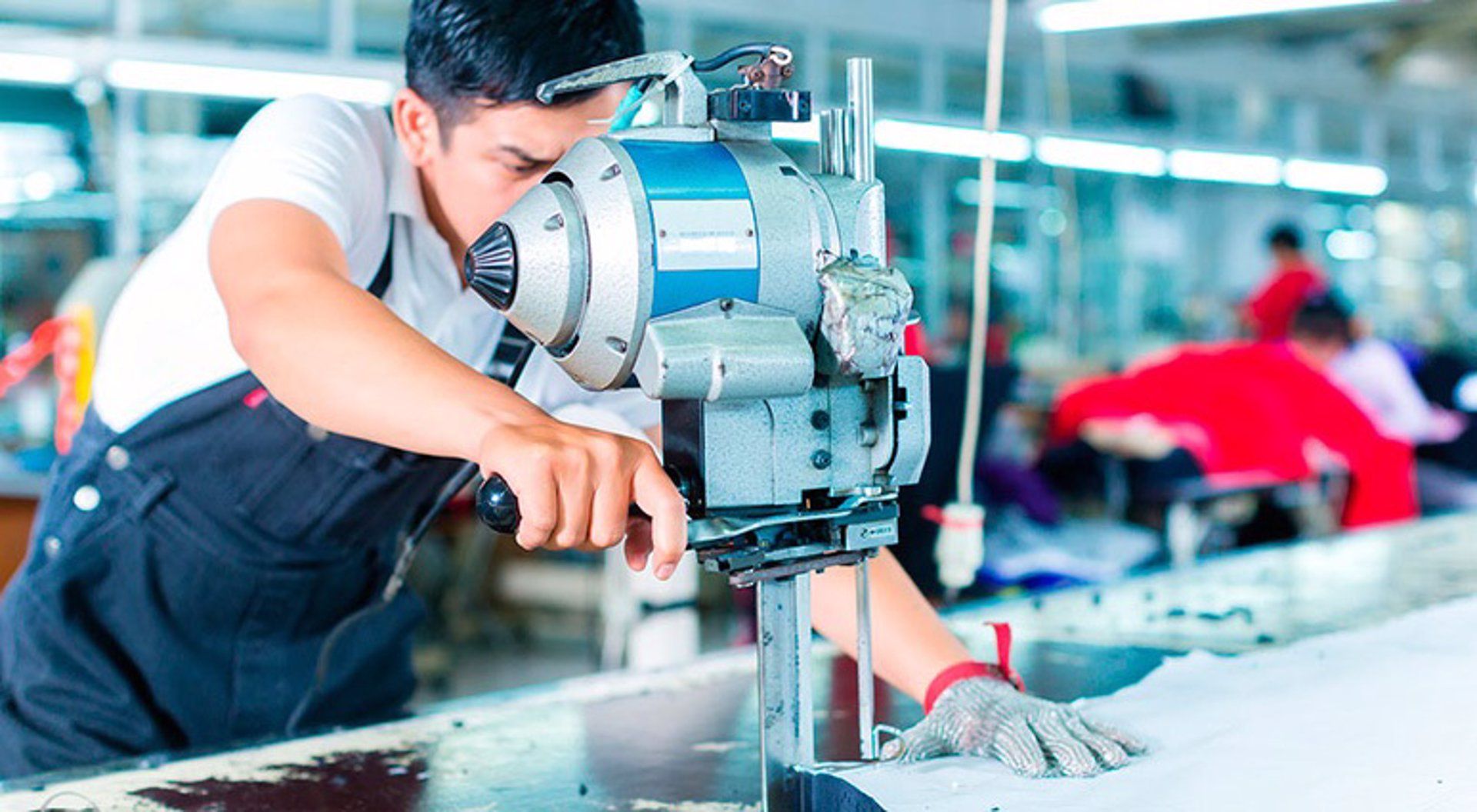 Trabajador del sector textil. Foto: UGT.