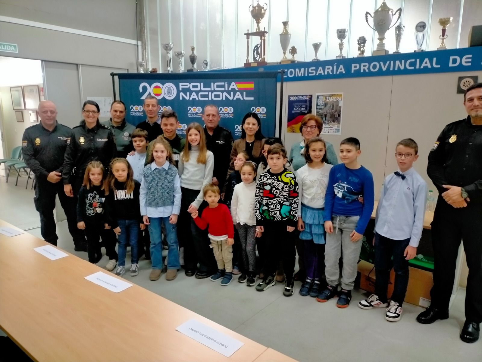 La Policía Nacional entrega a doce escolares los diplomas del concurso de dibujo por su 200 aniversario.