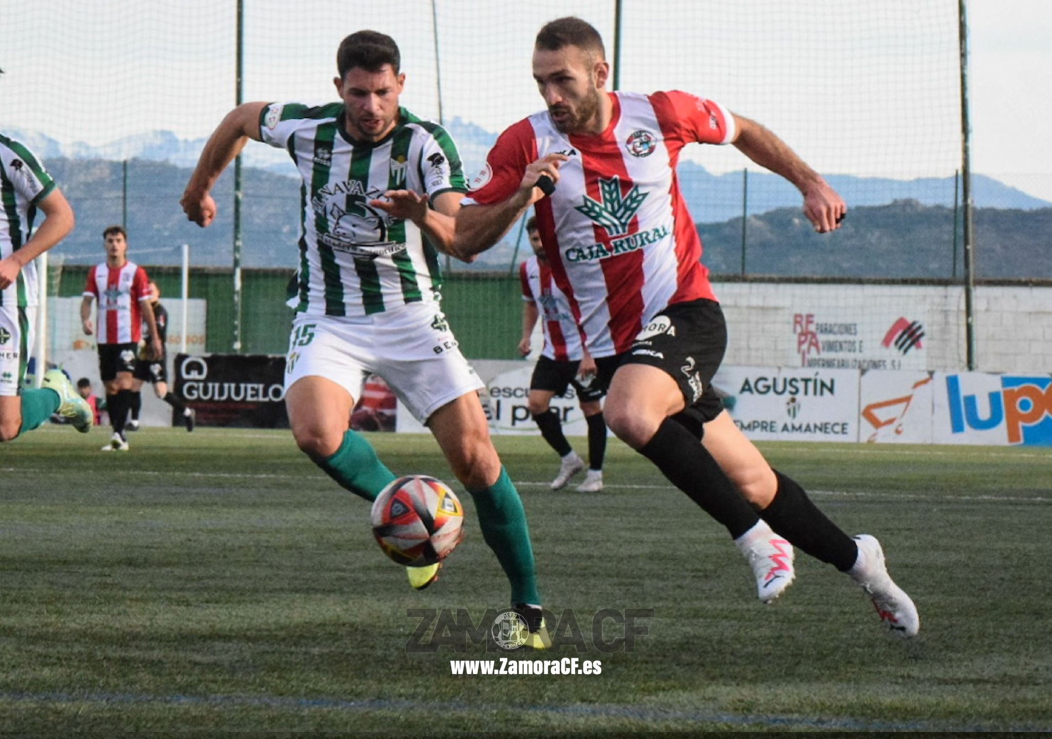 Cañizo disputa un balón con Asiel, exjugador rojiblanco. Foto: Zamora CF.