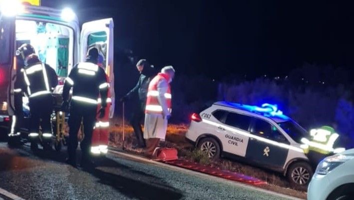 Accidente de noche. Guardia Civil. Ambulancia. Archivo