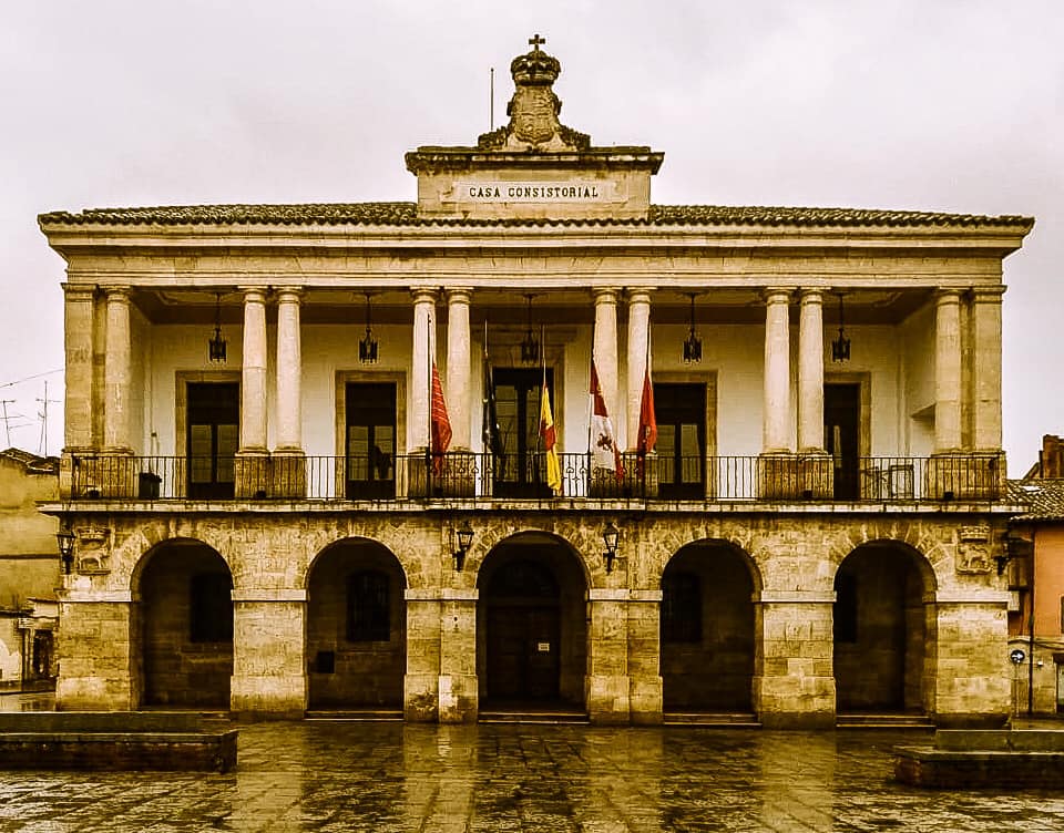 Ayuntamiento de Toro. Banderas a media asta.