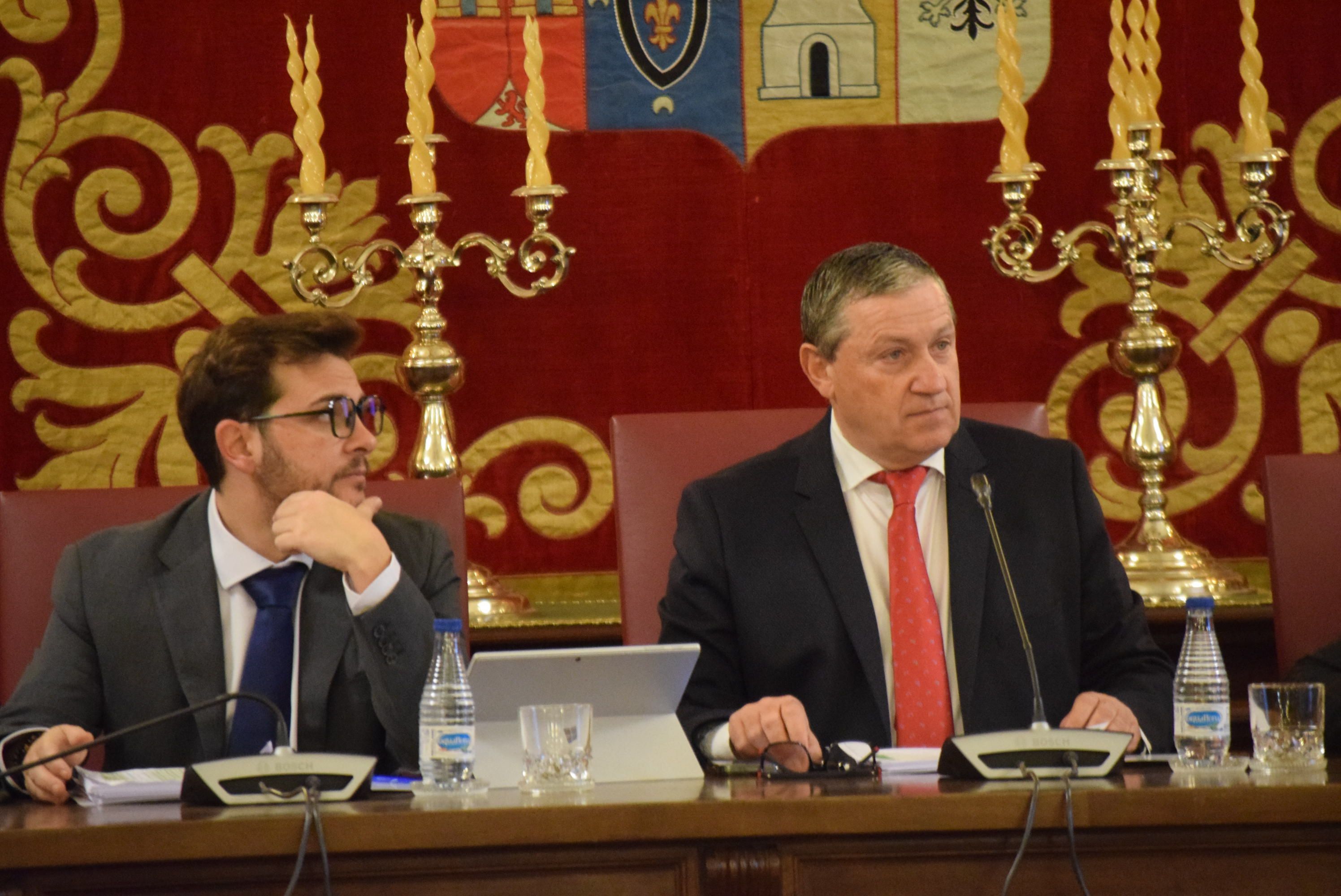 Javier Fáundez y Víctor López de la Parte en el pleno de la Diputación.