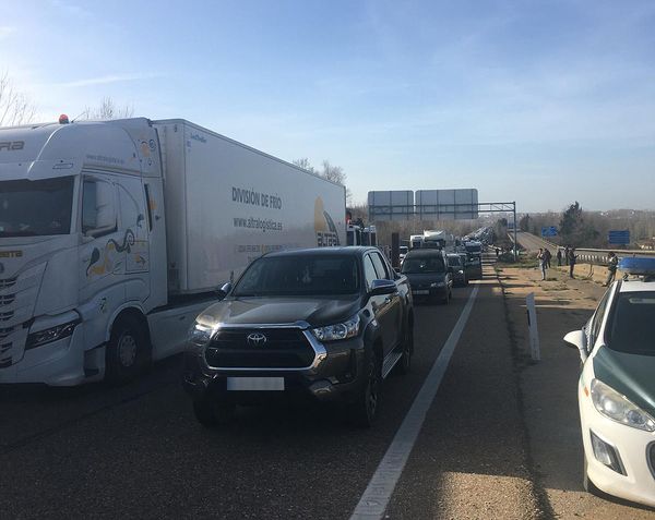 Retenciones en la A 6 en Zamora durante la jornada de ayer. Archivo. ICAL