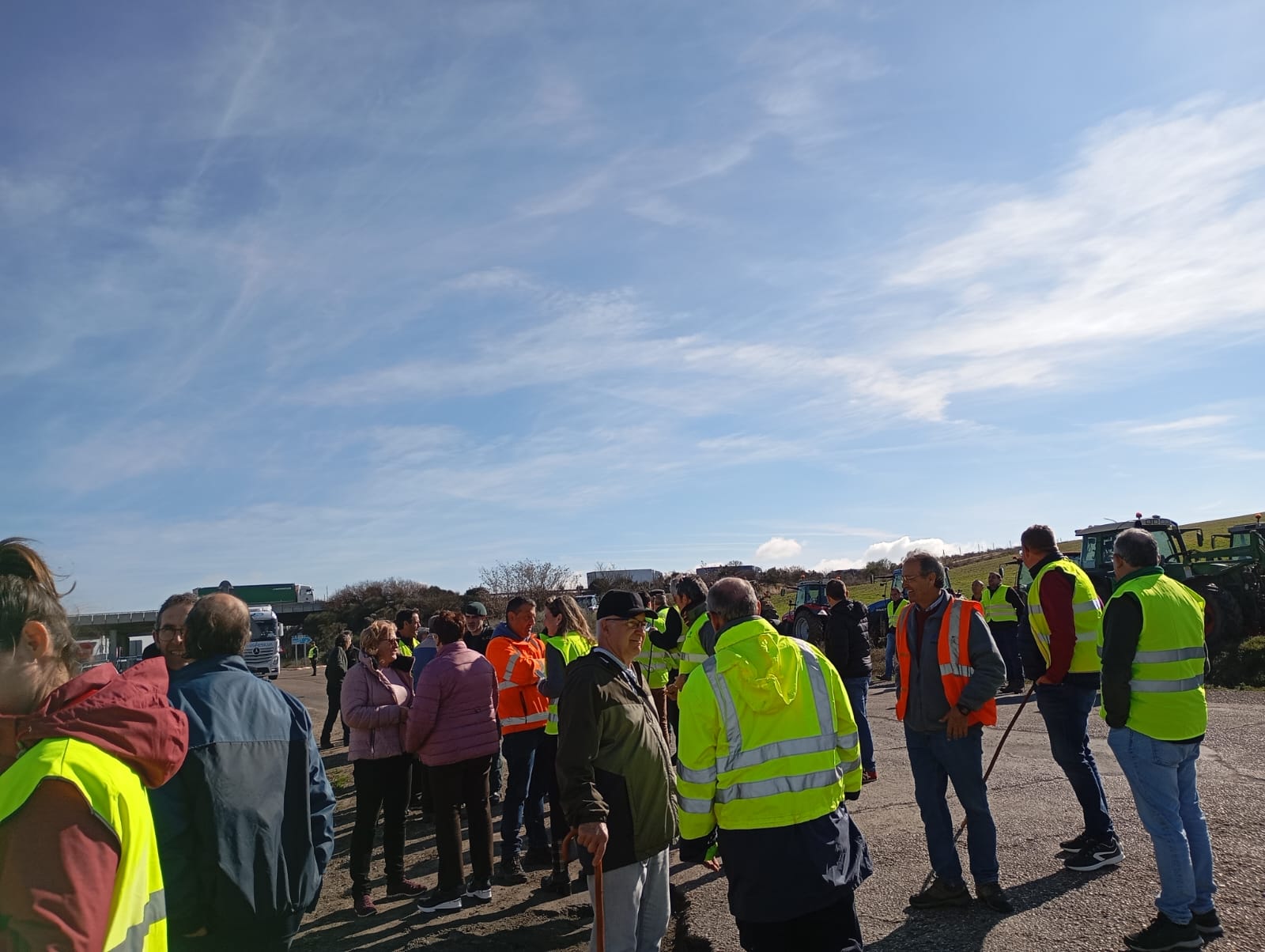 Los tractores cortan el tráfico en la A-62 a la altura de Castrillo de la Guareña.