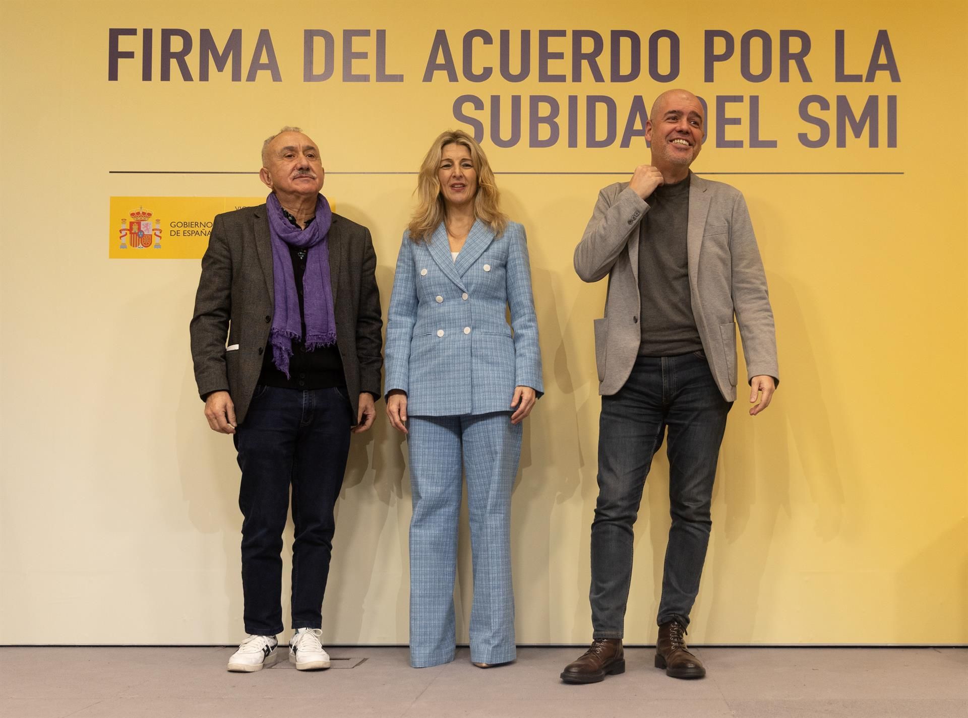 La vicepresidenta segunda del Gobierno y ministra de Trabajo, Yolanda Díaz (c), junto a los secretarios generales de CCOO, Unai Sordo (d), y de UGT, Pepe Álvarez (i), en la firma del acuerdo para la subida del 5% del