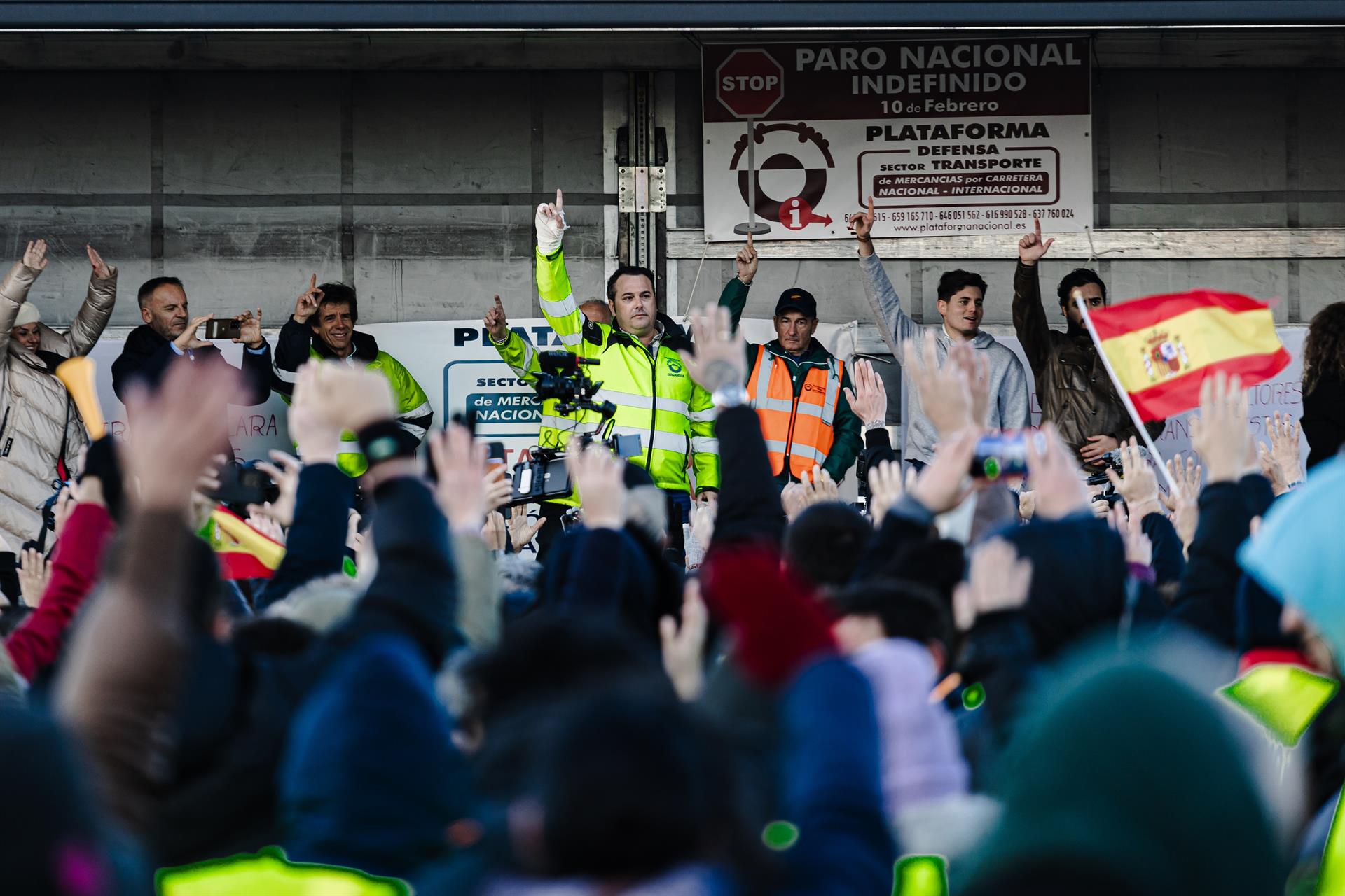 Decenas de agricultores y ganaderos votan a mano alzada durante una reunión nacional de la Sociedad Civil, en la explanada del Wanda Metropolitano, a 10 de febrero de 2024, en Madrid. Foto: EP