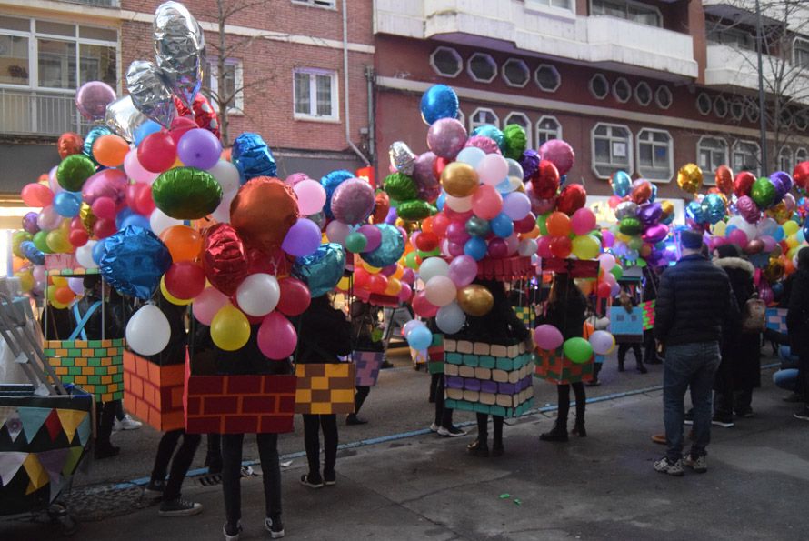 Los mejores disfraces dan color a la ciudad con el segundo desfile de Carnaval (85)