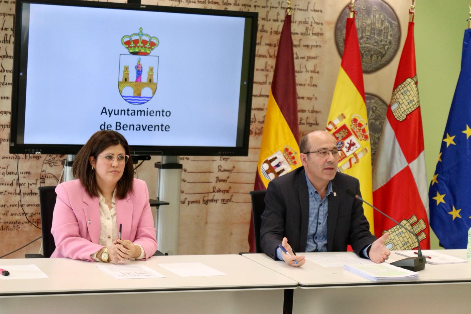 Beatriz Asensio, alcaldesa de Benavente, junto a José Manuel Salvador, concejal de Hacienda. Presupuestos.