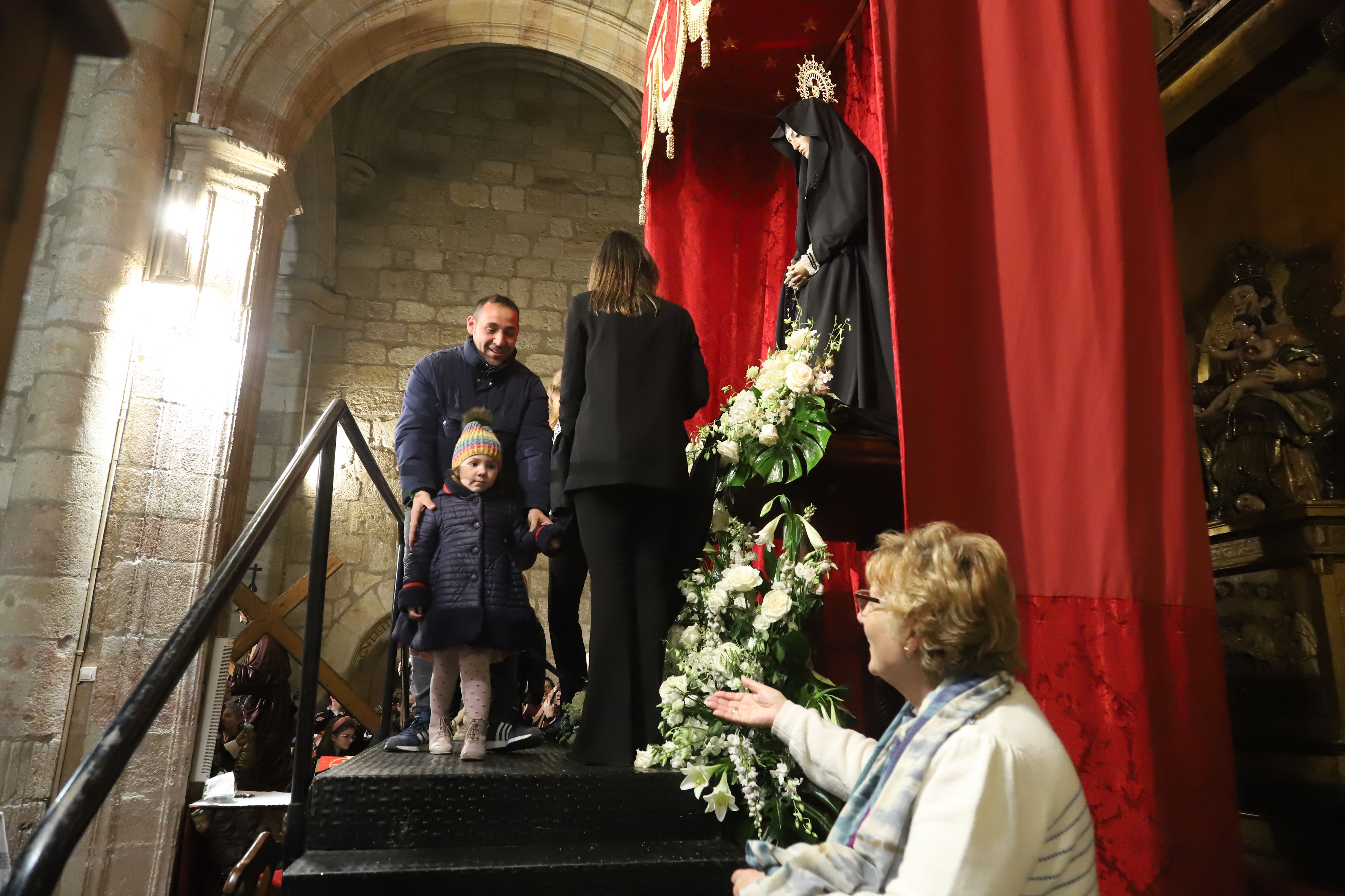 La Virgen de la Soledad recibe a los pequeños de Zamora bajo su manto Fotos: María Lorenzo