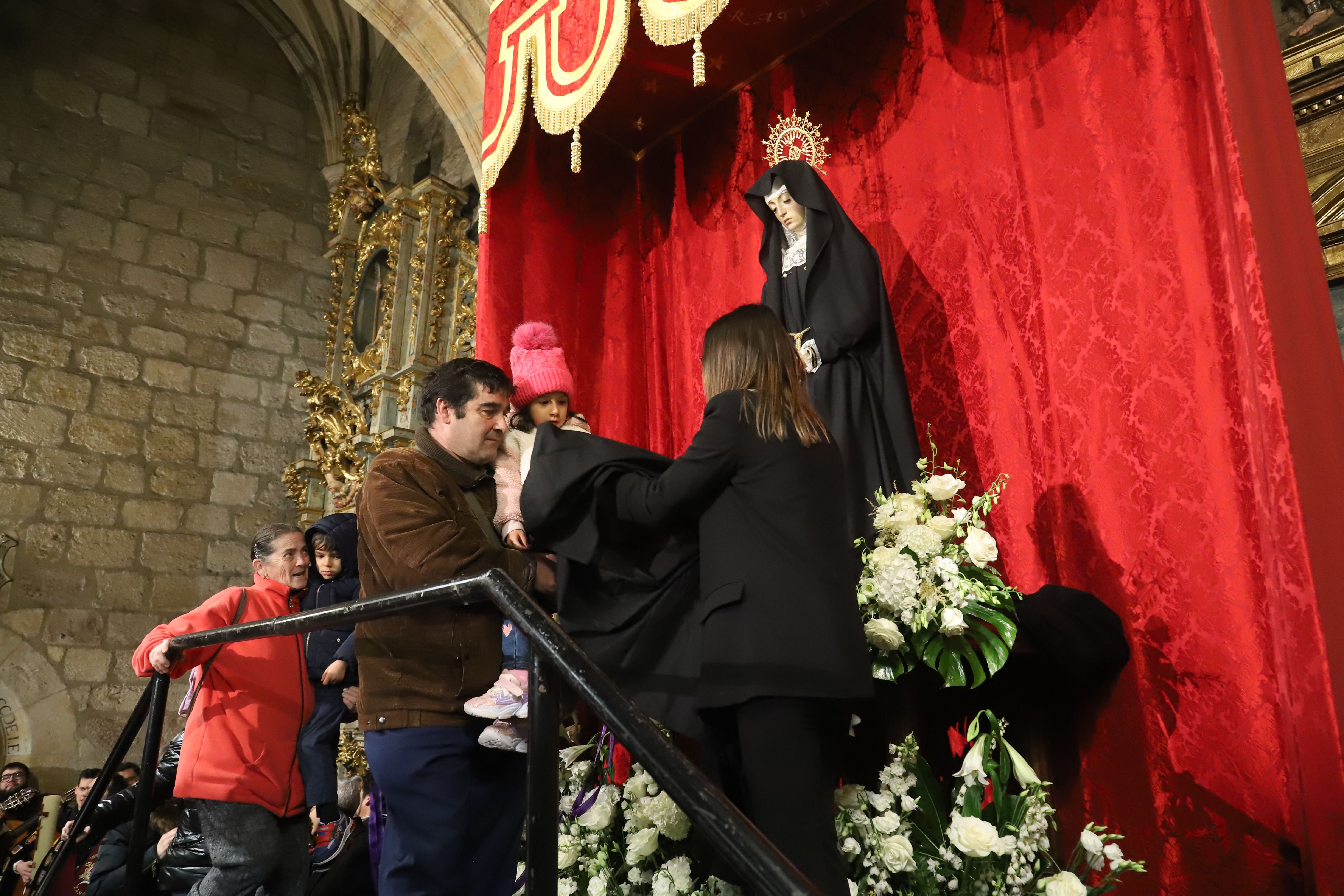 La Virgen de la Soledad recibe a los pequeños de Zamora bajo su manto Fotos: María Lorenzo