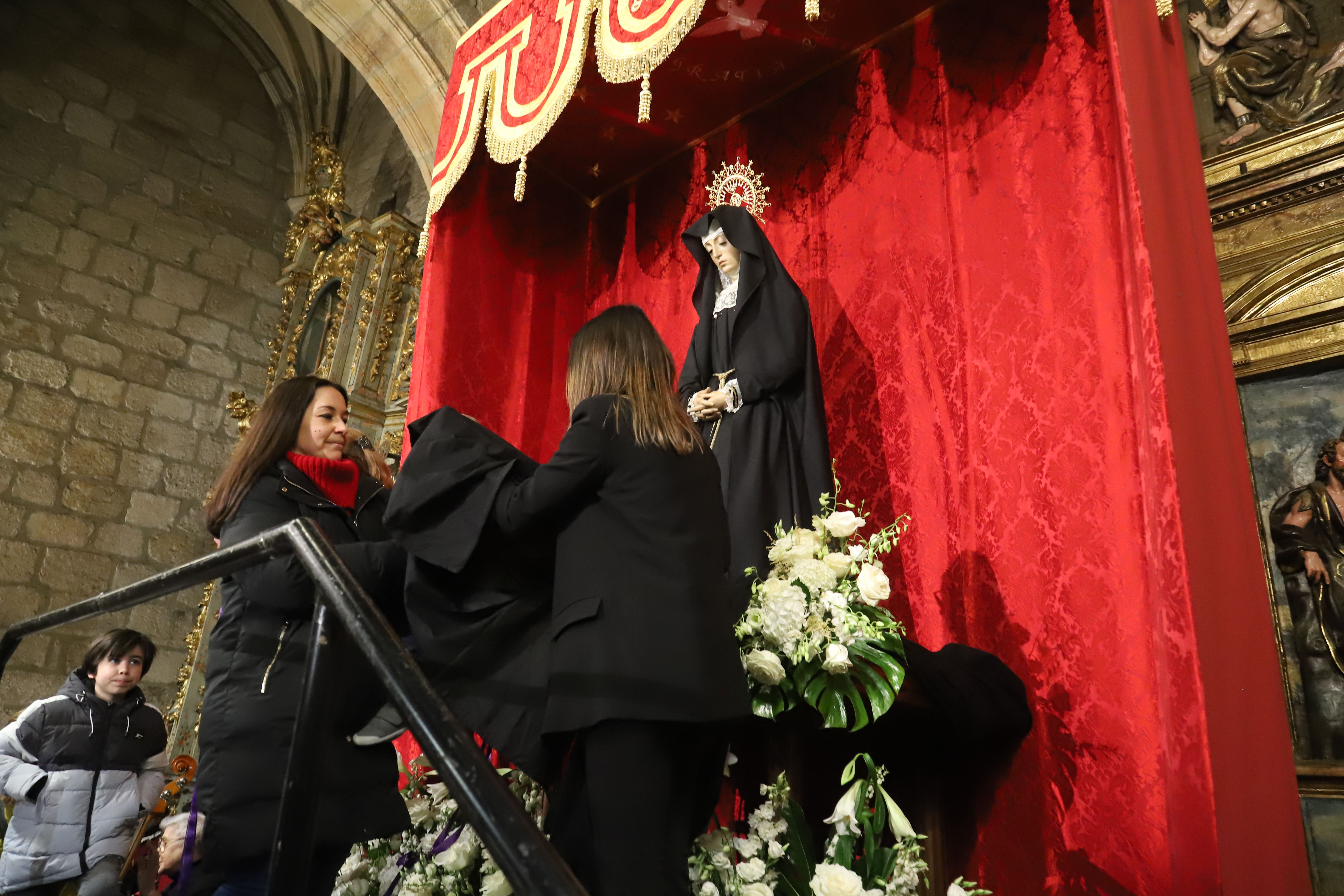 La Virgen de la Soledad recibe a los pequeños de Zamora bajo su manto Fotos: María Lorenzo