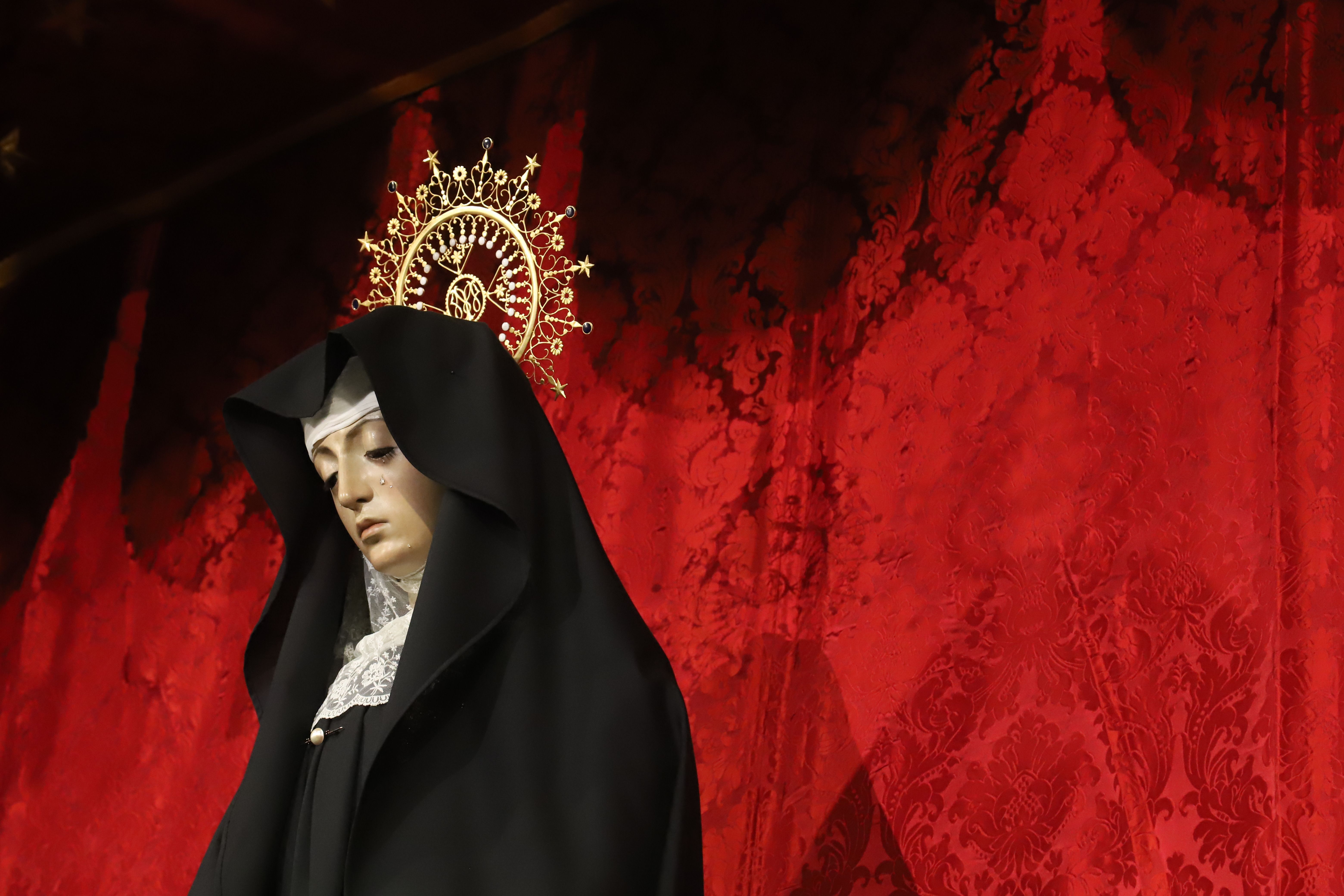 La Virgen de la Soledad recibe a los pequeños de Zamora bajo su manto Fotos: María Lorenzo