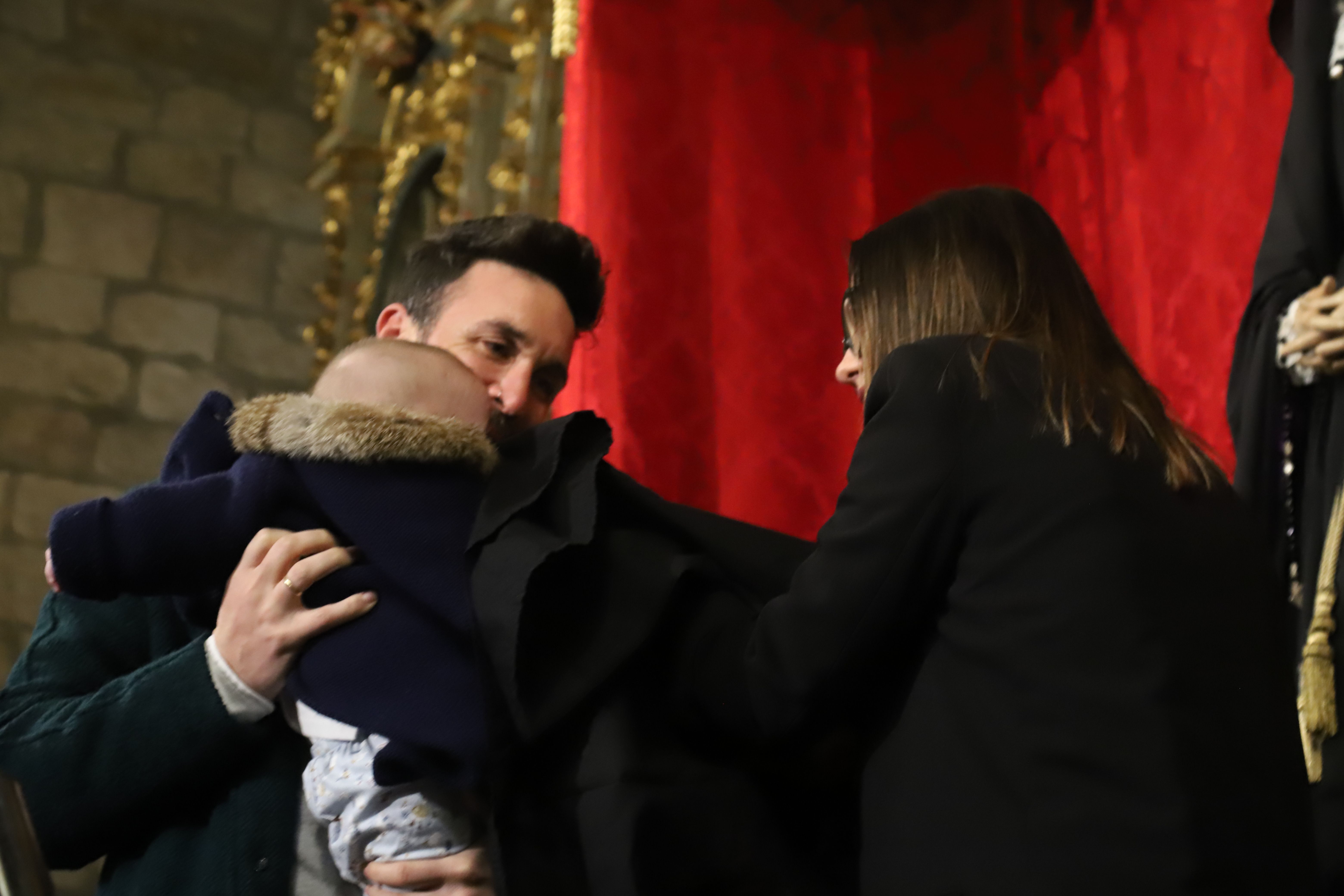 La Virgen de la Soledad recibe a los pequeños de Zamora bajo su manto Fotos: María Lorenzo