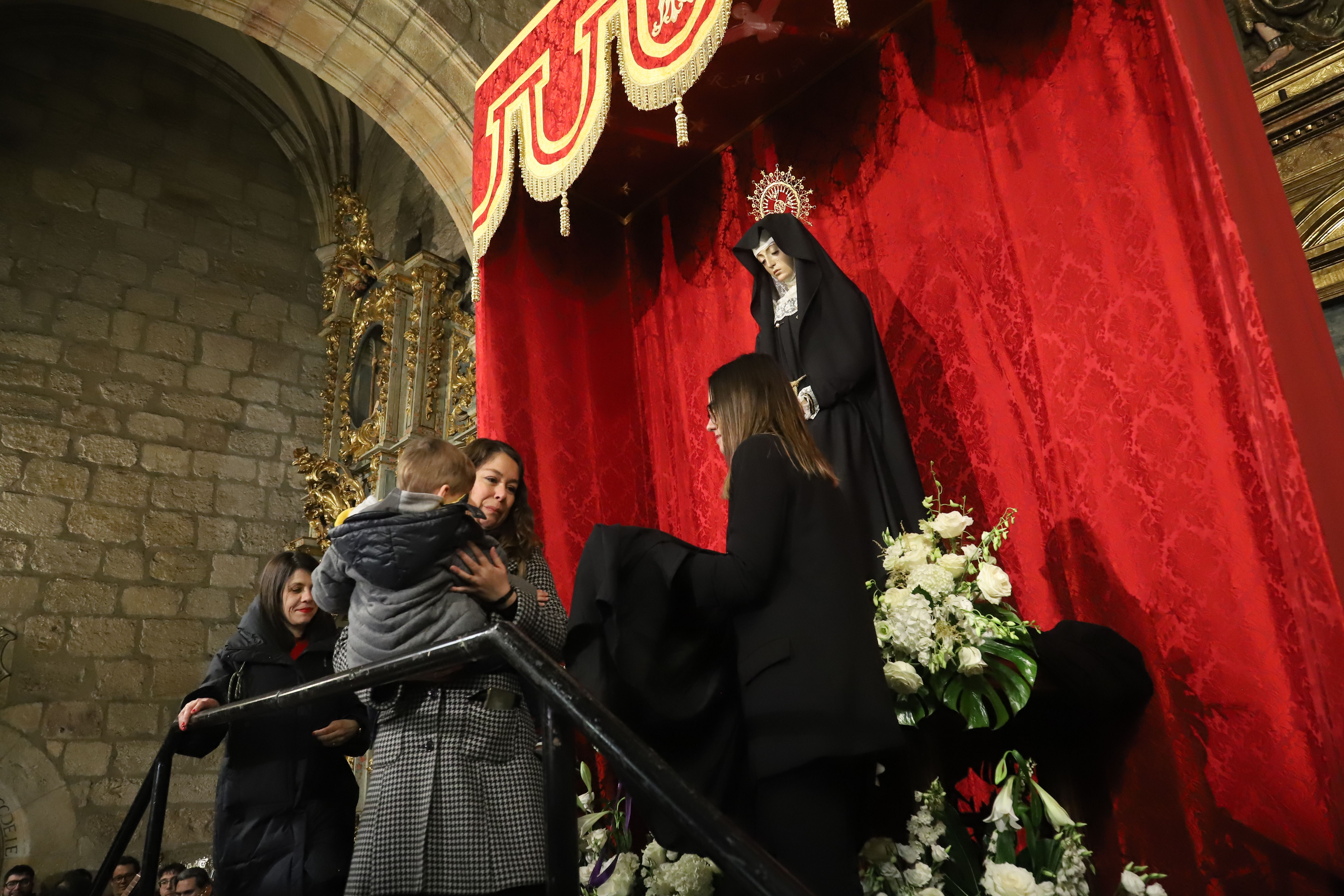 La Virgen de la Soledad recibe a los pequeños de Zamora bajo su manto Fotos: María Lorenzo