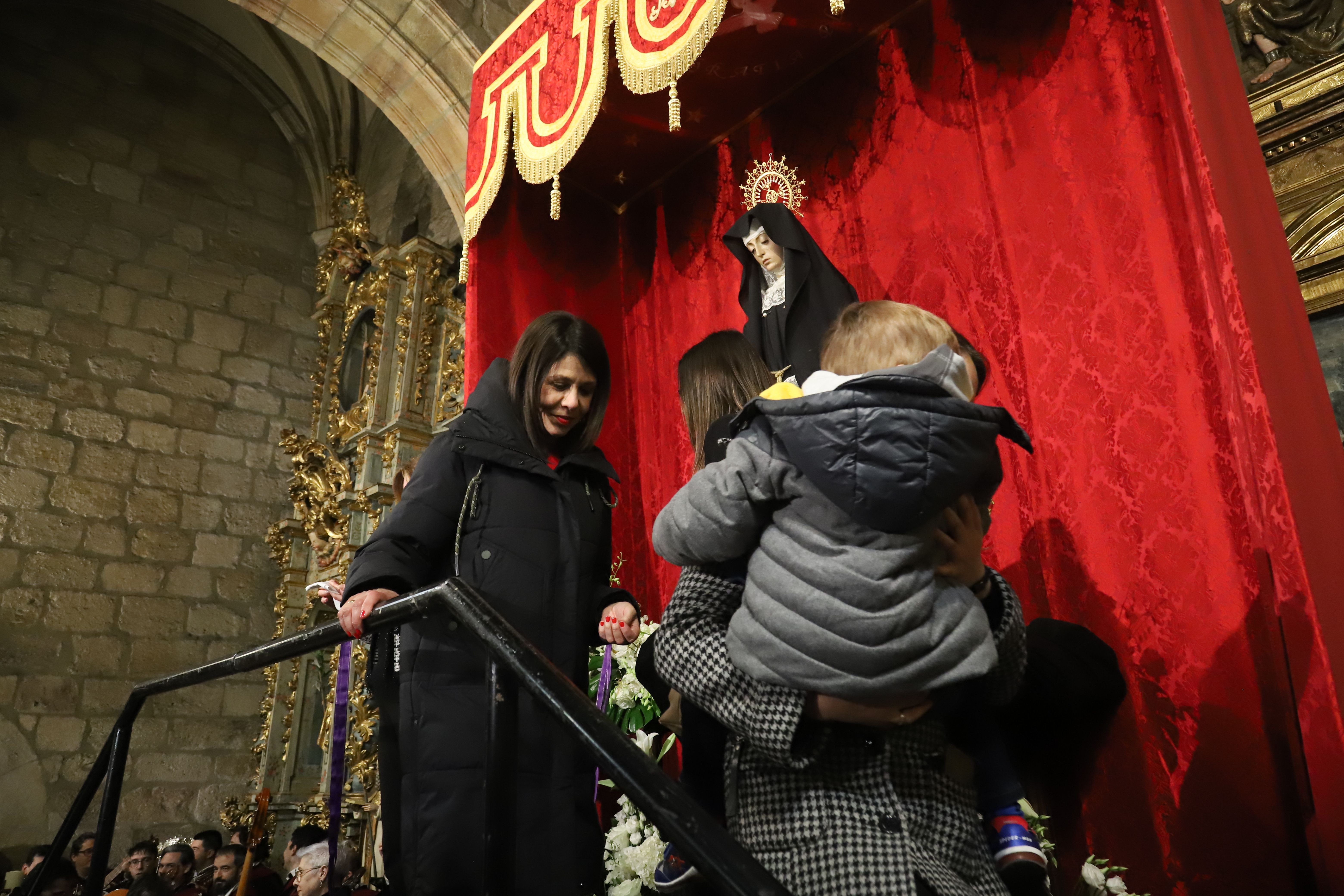 La Virgen de la Soledad recibe a los pequeños de Zamora bajo su manto Fotos: María Lorenzo