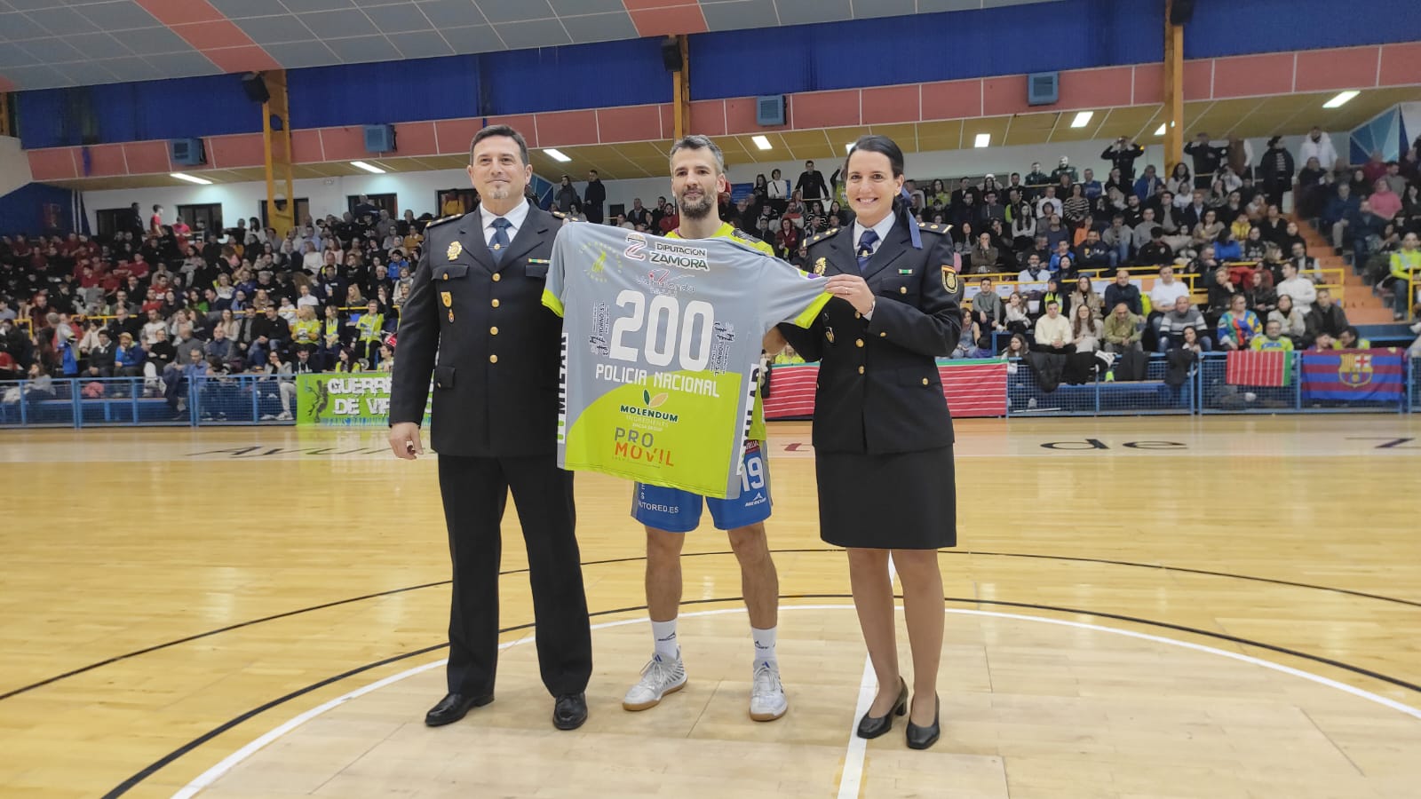 VÍDEO | La Policía Nacional, homenajeada en el partido del Balonmano Zamora