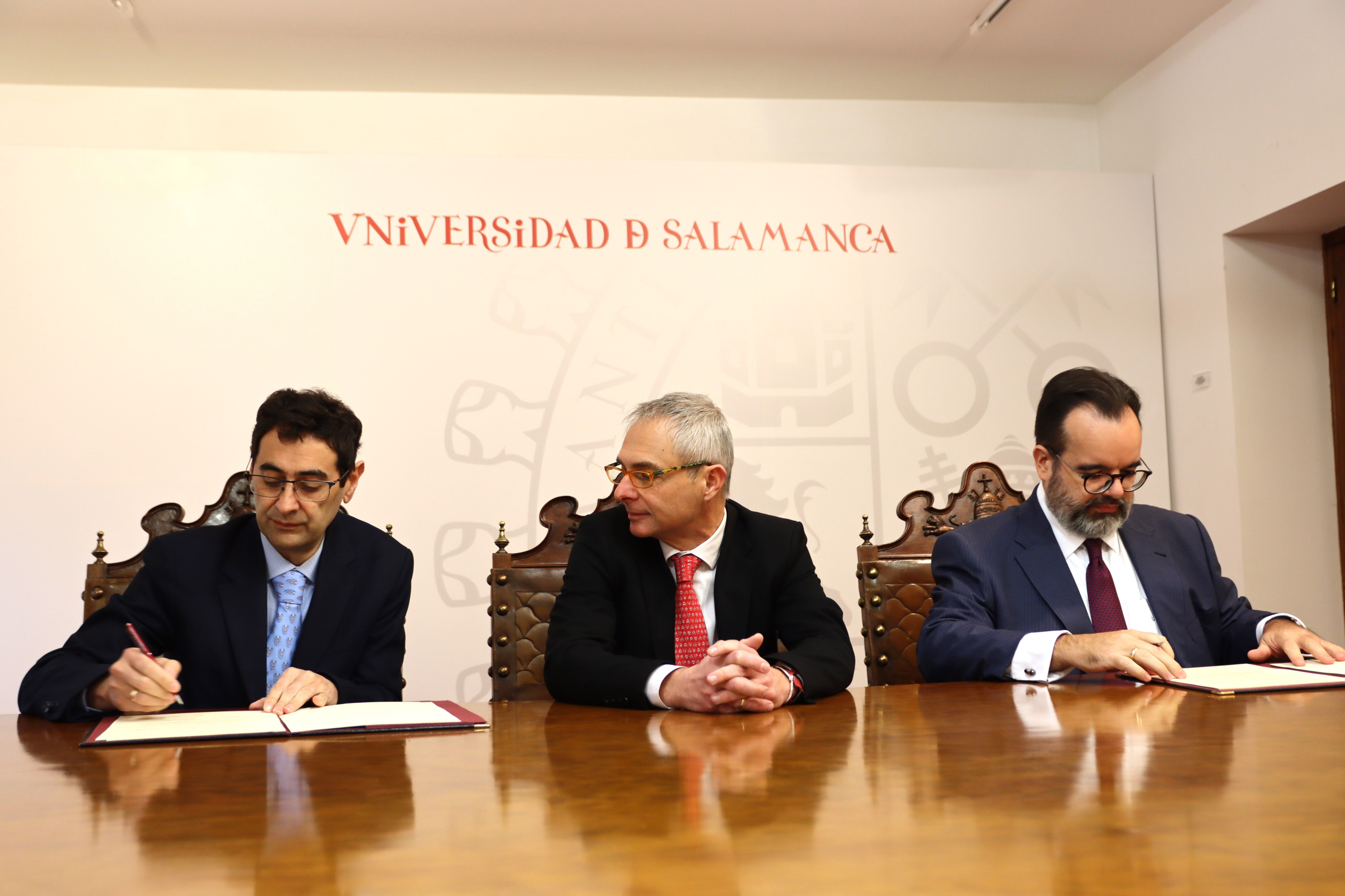 Firma del contrato entre la Universidad de Salamanca y Brasil.