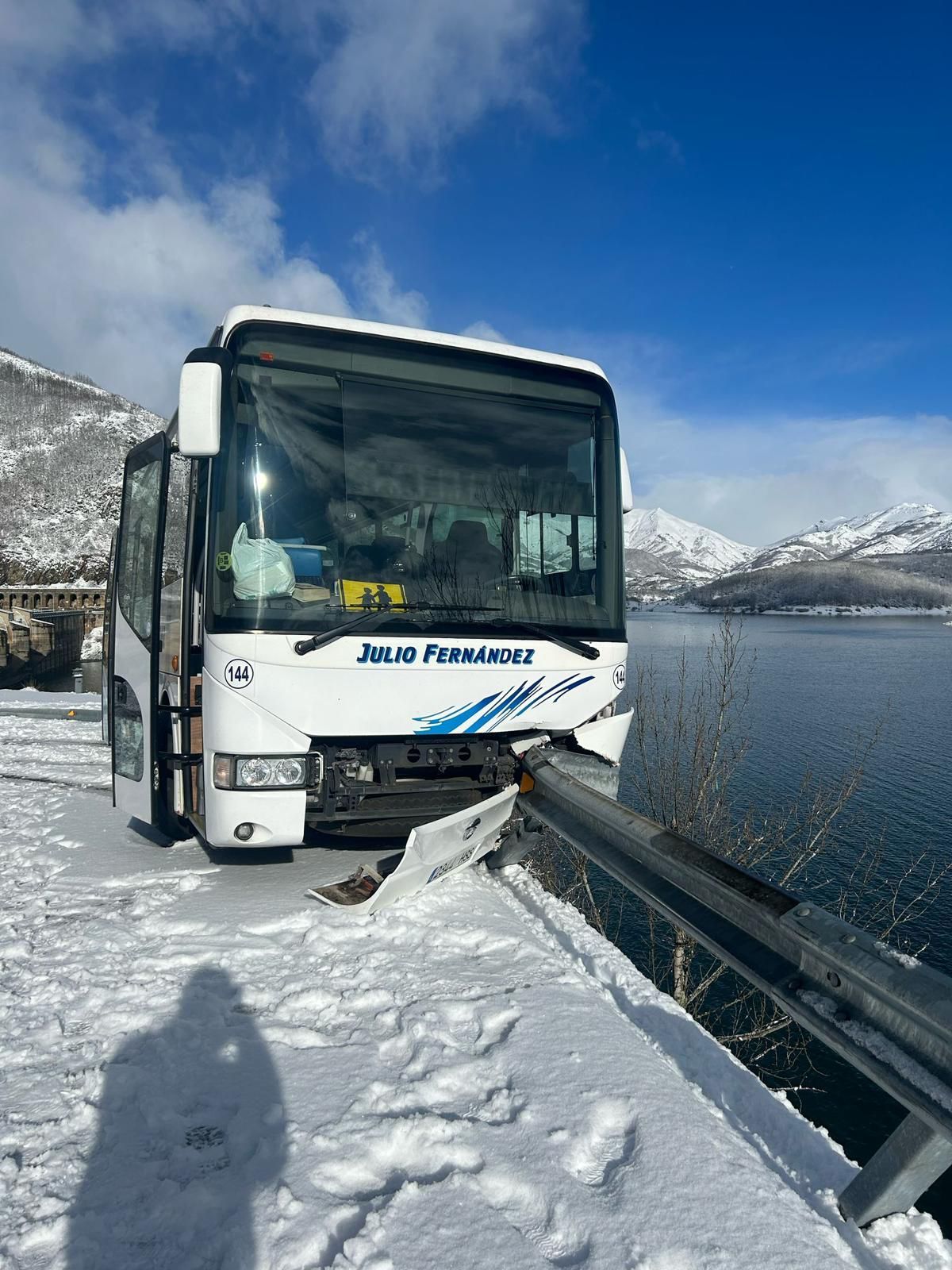 Un autobús de escolares zamoranos sufre un accidente en la nieve que pudo acabar en tragedia. Foto: Redes Sociales.