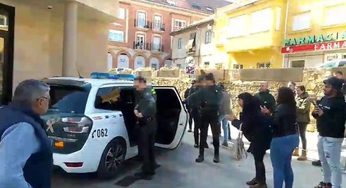 Recibido entre aplausos uno de los detenidos por las protestas que cortaron la A-6 en Zamora. Archivo