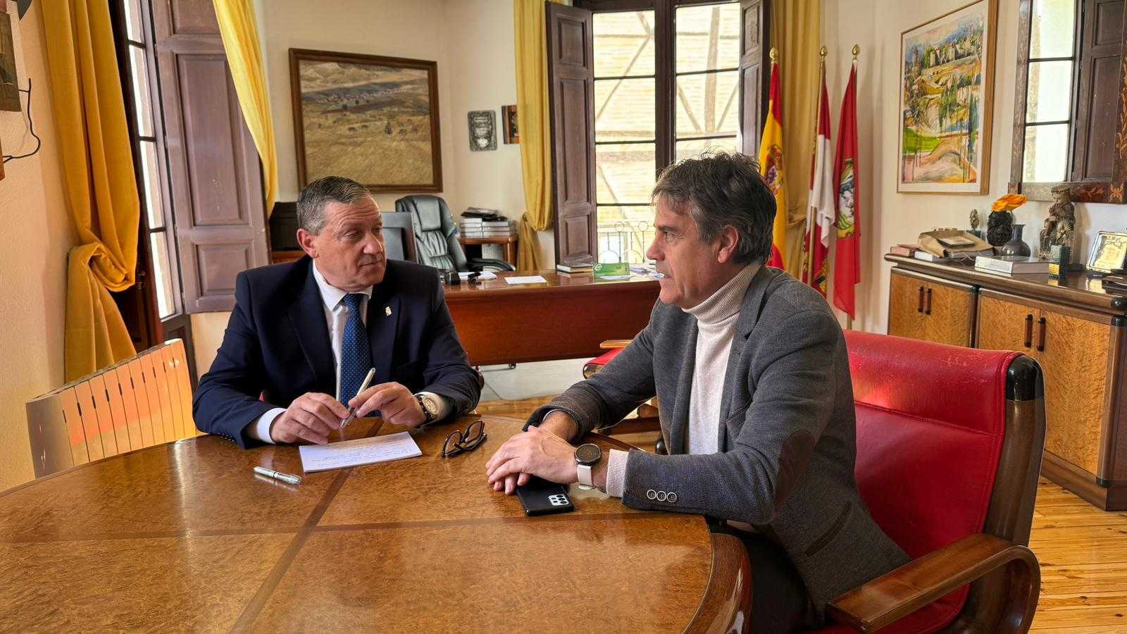 El presidente de la Diputación de Zamora, Javier Faúndez Domínguez, en una reunión con el alcalde del Ayuntamiento de Toro, Rafael Jesús González Franco. Archivo.