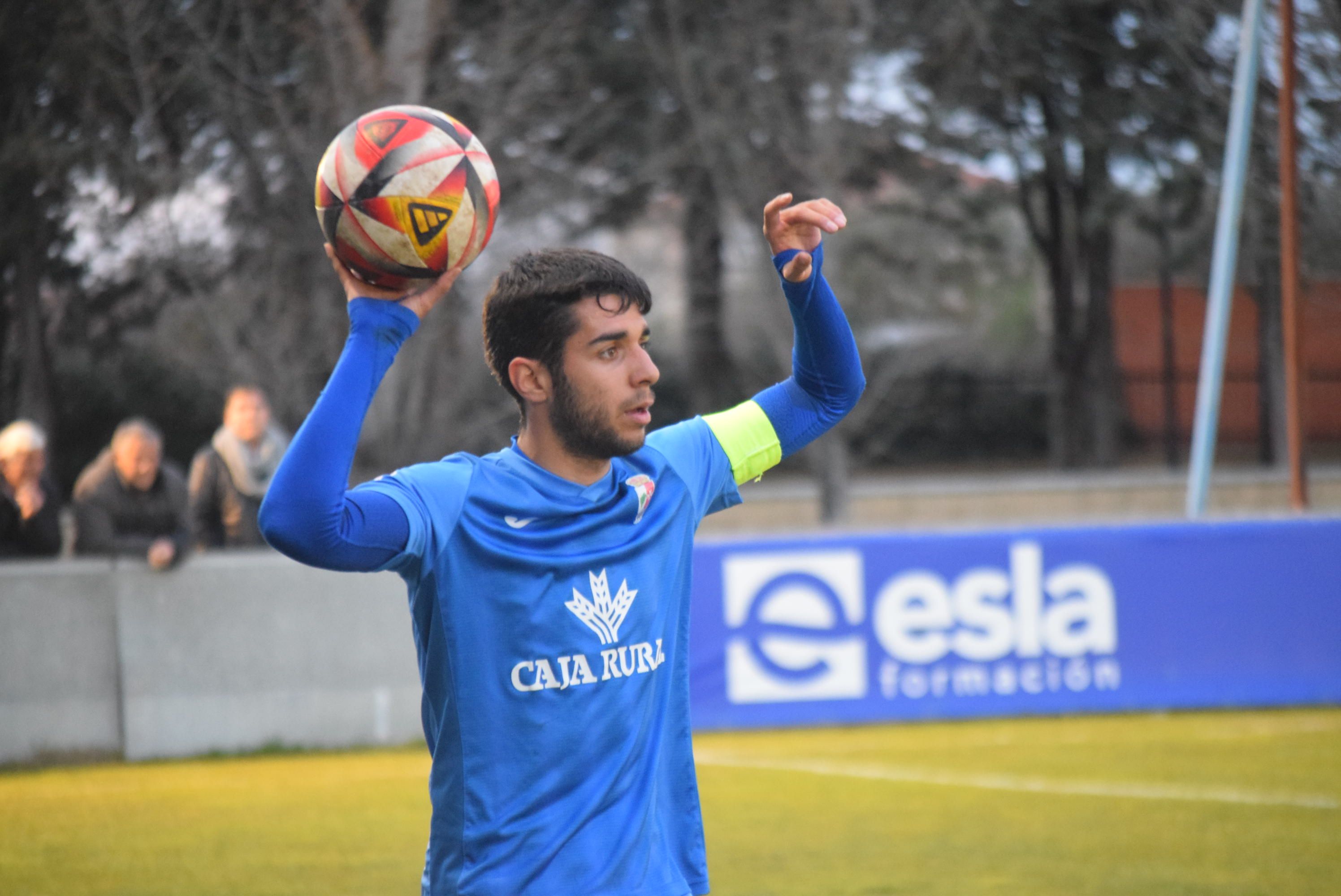 'Chechi', capitán del CD Villaralbo, en el encuentro ante el Laguna. Archivo.