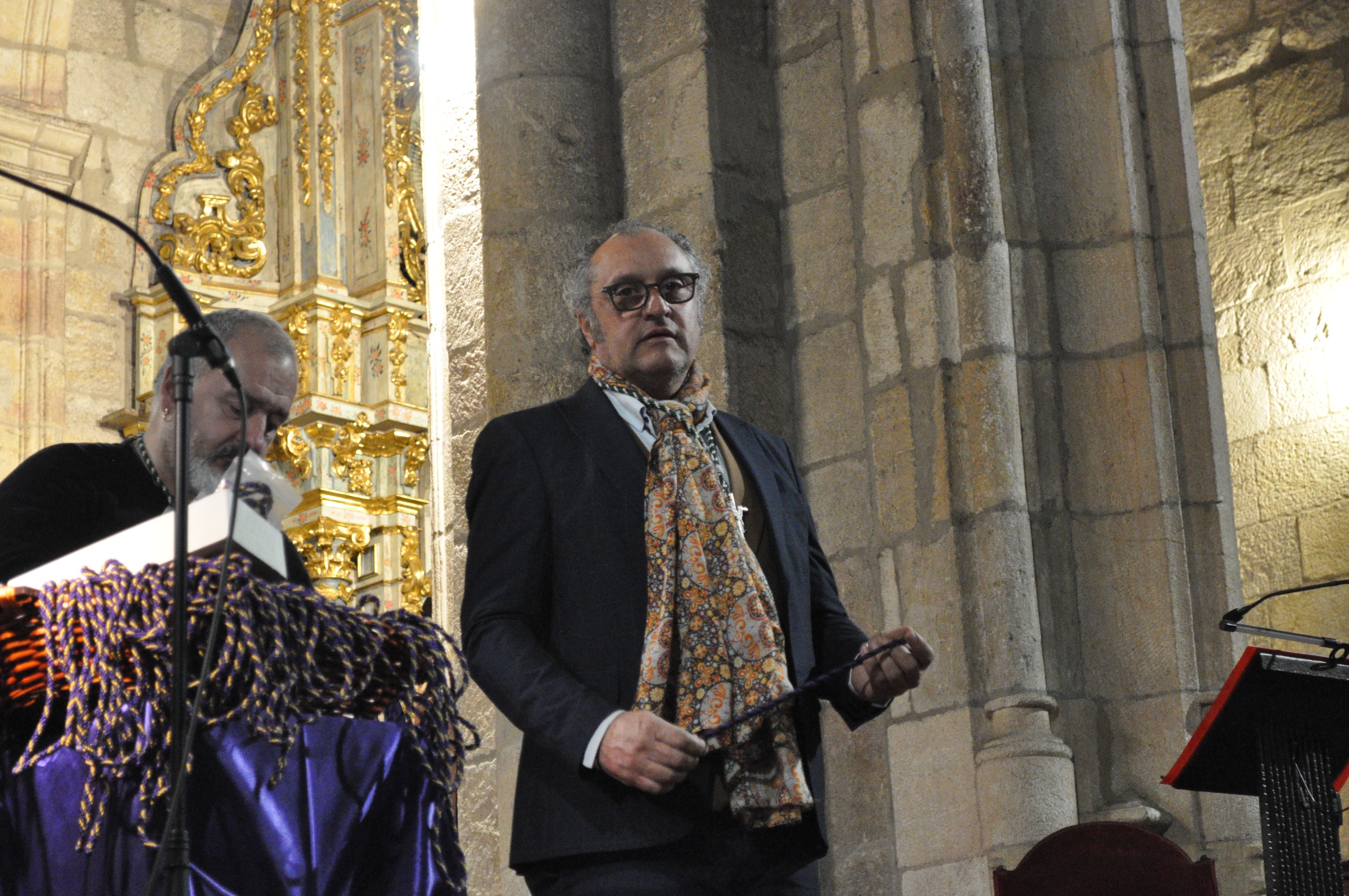 Teo Hernando, presidente de la Santa Vera Cruz, en el rito de entrada de hermanos